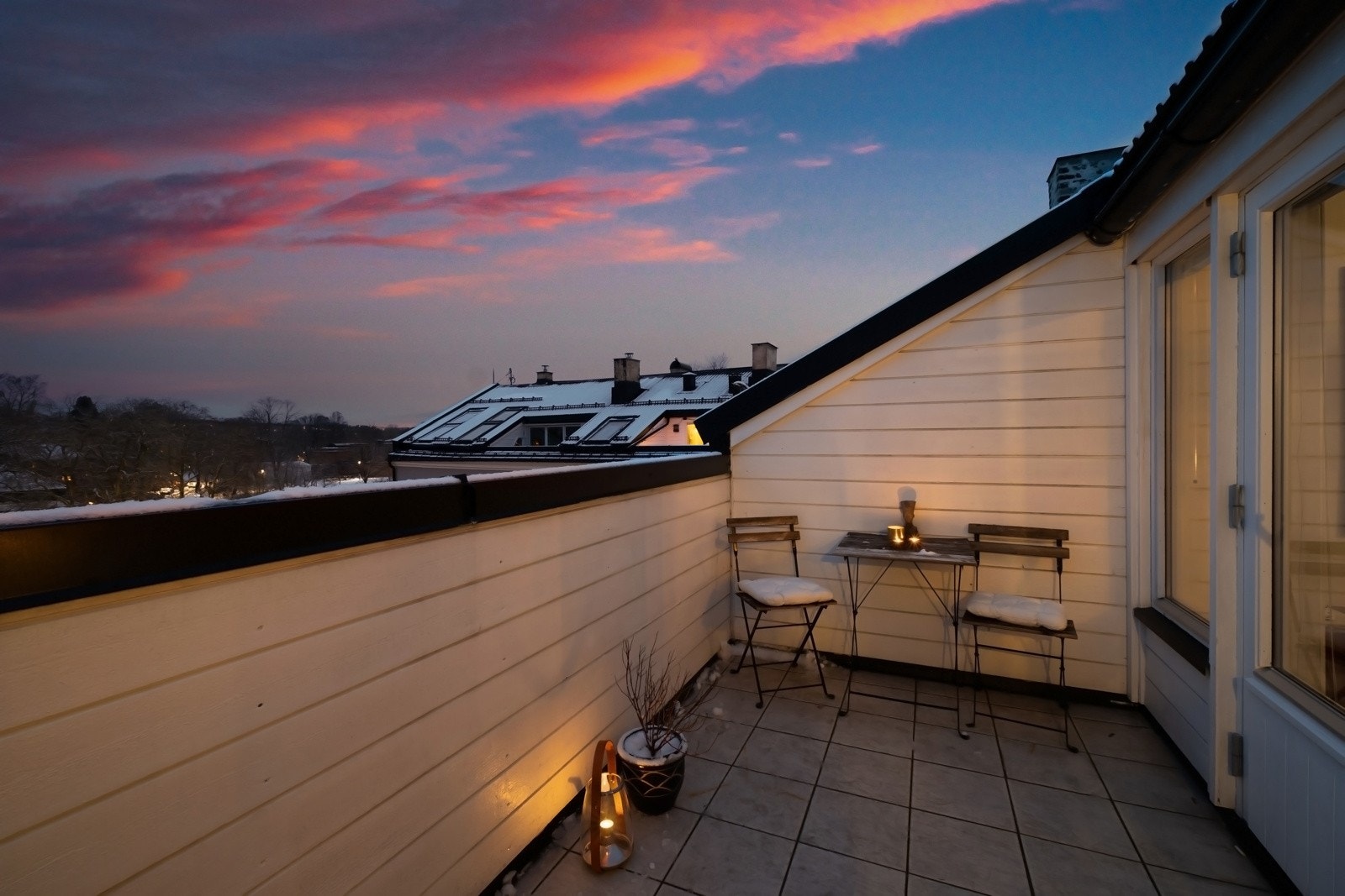 Usjenert og vestvendt terrasse på ca. 7 m² med glimrende solforhold. Galleribilde