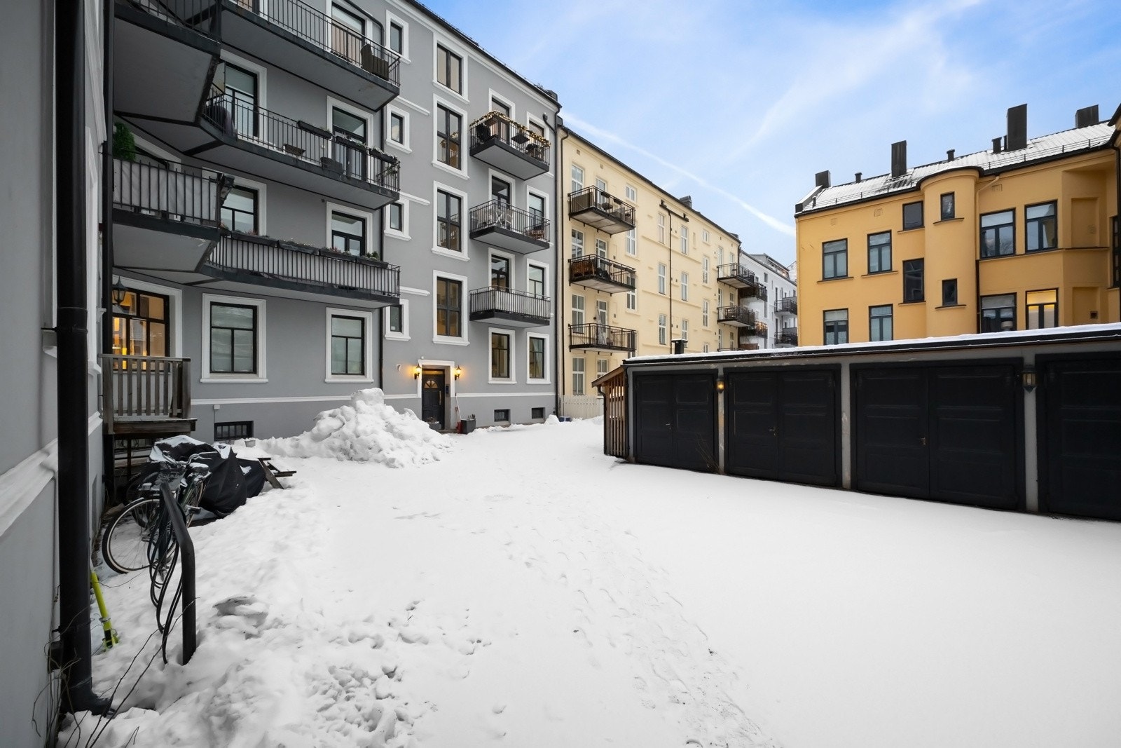 Fire garasjeplasser som leies ut etter ansiennitet. Videre har borettslaget to biloppstillingsplasser, hvor det er etablert elbillader. Galleribilde