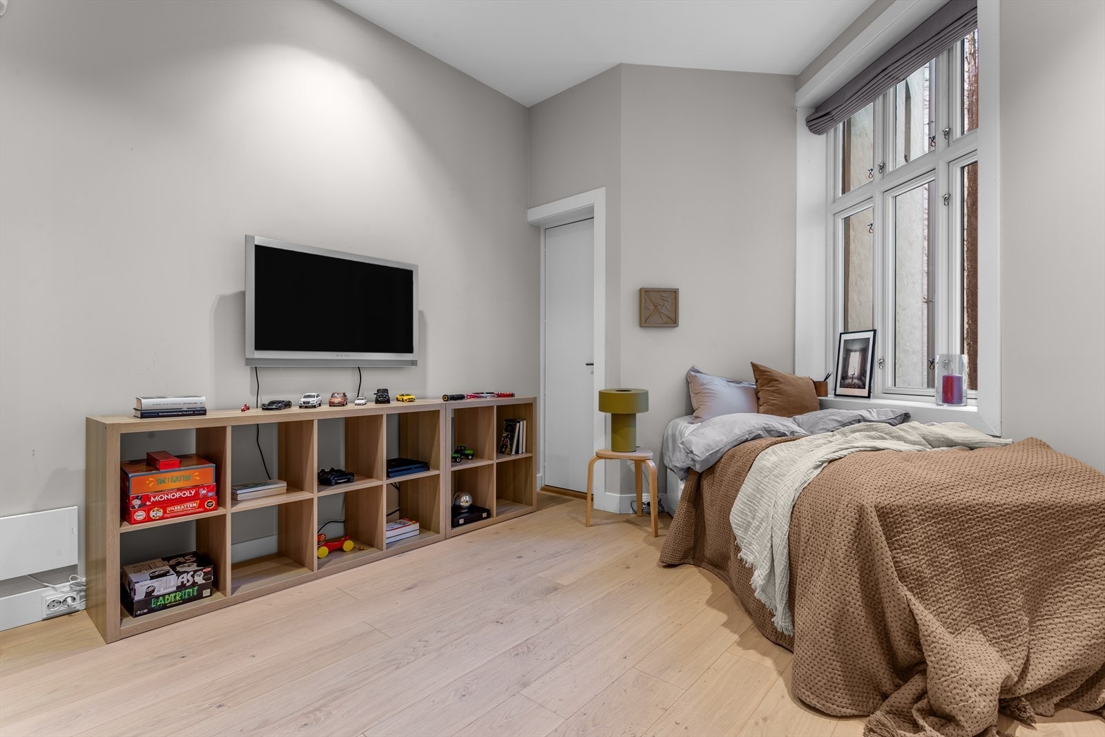 Romslig soverom 2 med god plass til seng, kontorpult, garderobe m.m. Begge soverom vender mot rolig bakgård Galleribilde