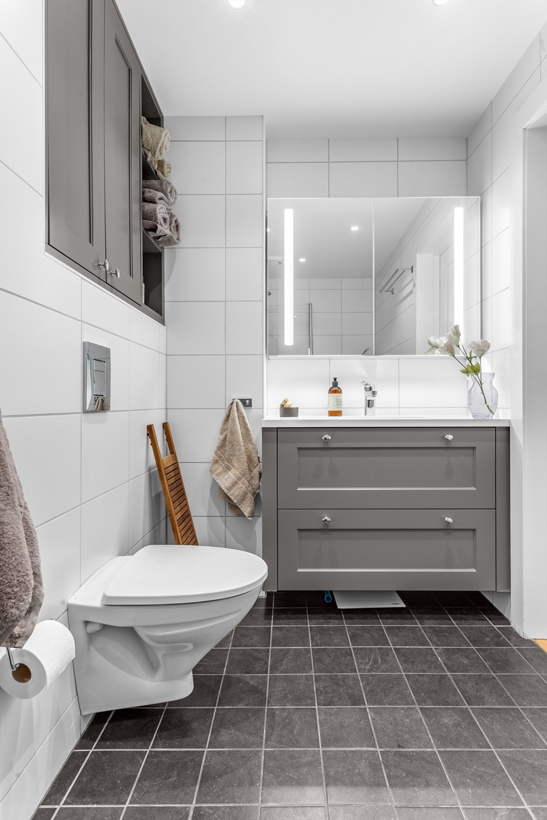Badet er oppgradert med bl.a. ny innredning, belysning, dusjdører m.m. Galleribilde