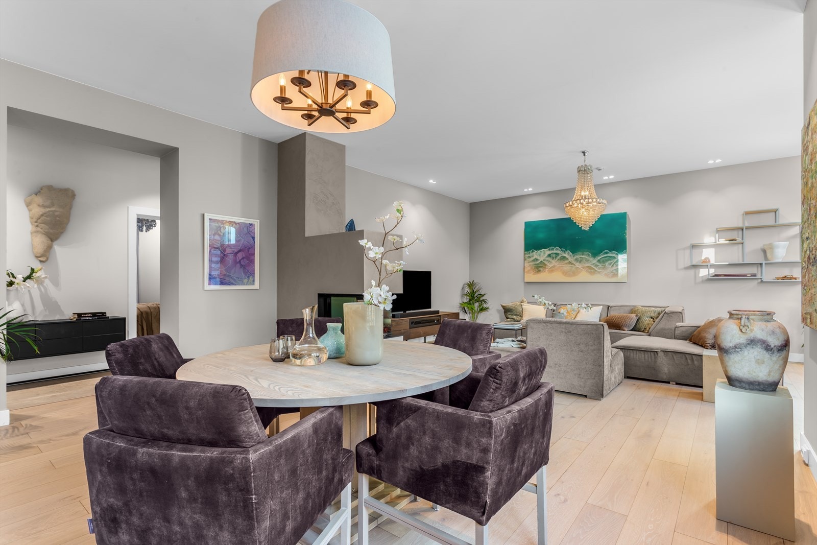 God plass til stort spisebord og mange gjester Galleribilde