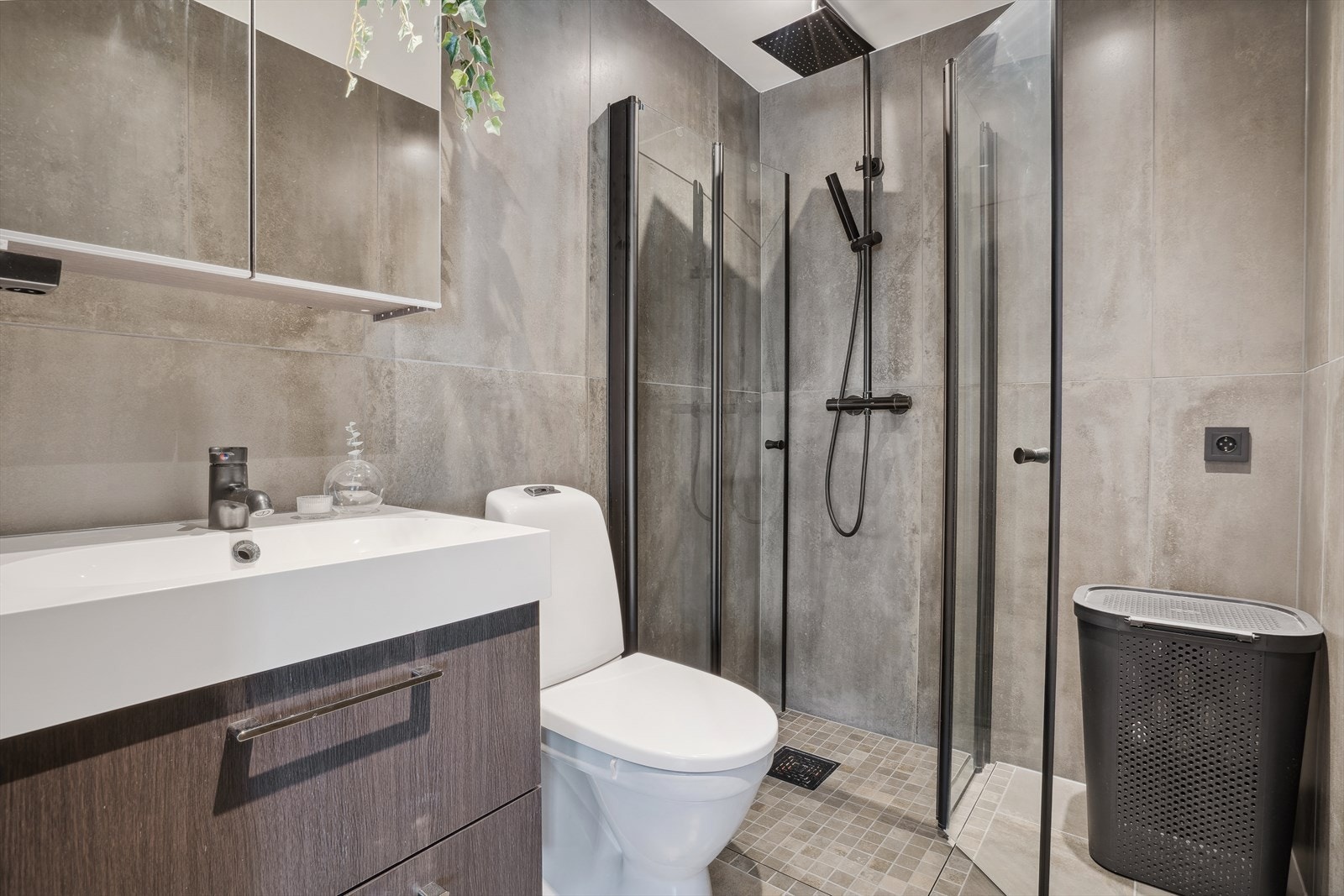 Badet ble oppgradert i 2021 med store fliser og behagelig gulvvarme med WIFI. Vider er det dusj med sorte detaljer samt regndusj for litt ekstra luksus Galleribilde