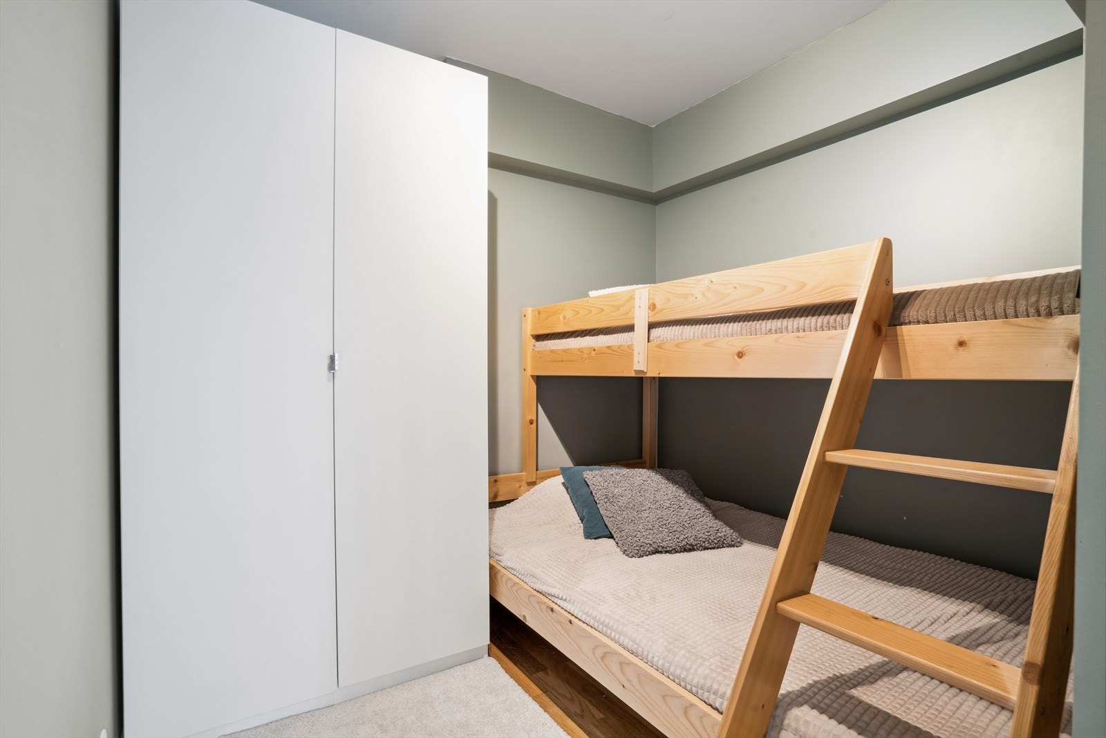 God plass til familiekøye og garderobeskap Galleribilde