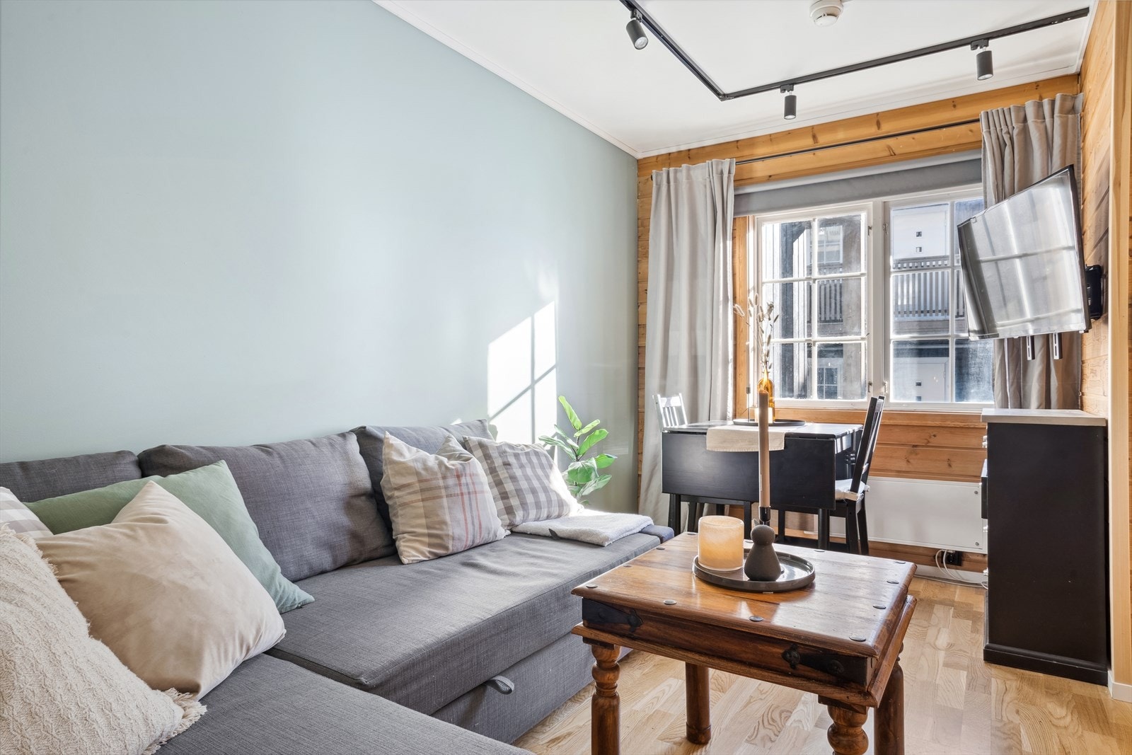 Stuen har blitt oppgradert med fine overflater, lysskinne i himling samt varme i gulv på stue med WIFI Galleribilde