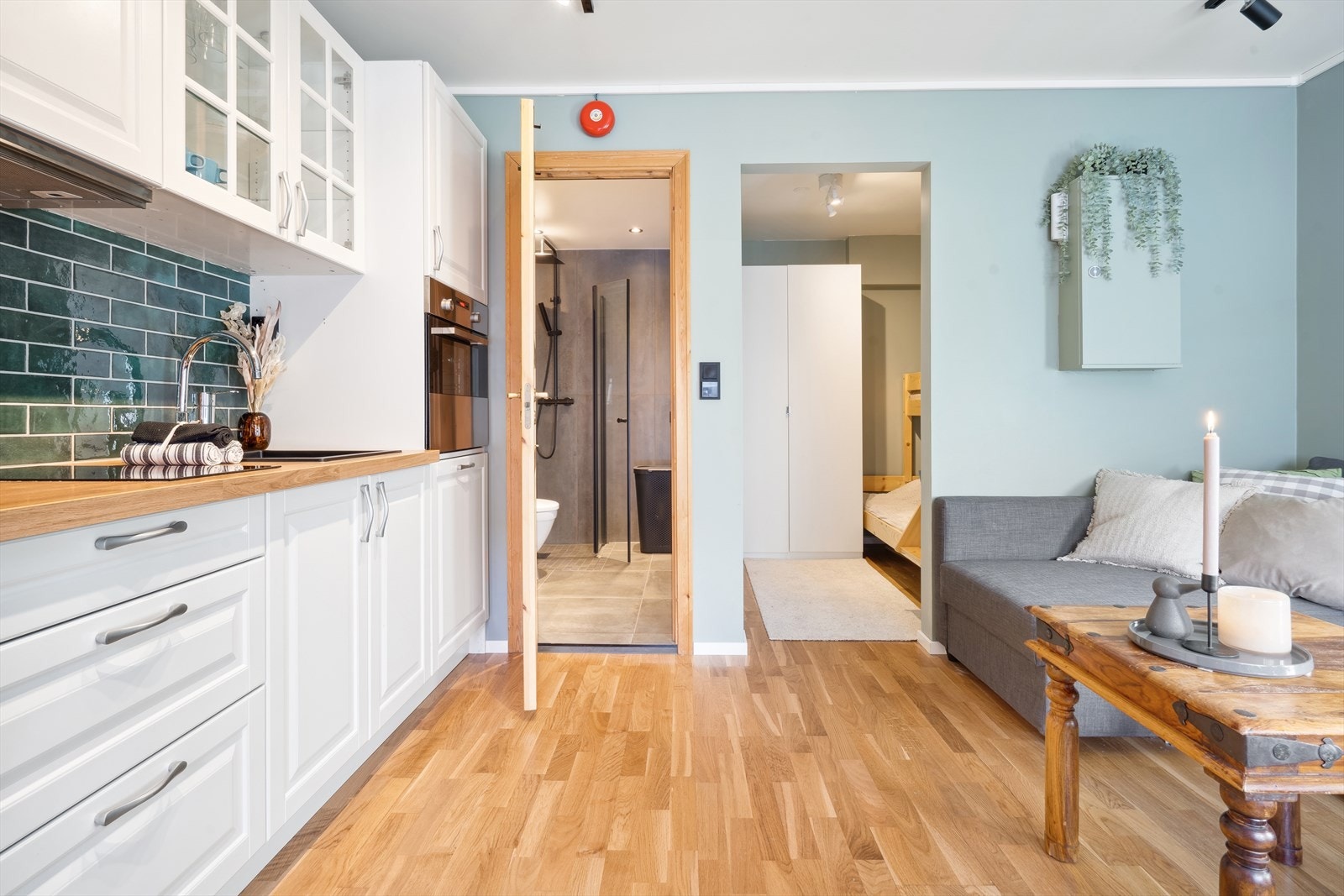 Kjøkken er oppgradert med blant annet fine overflater og flis over benkeplate samt integrert platetopp, oppvaskmaskin og stekeovn Galleribilde