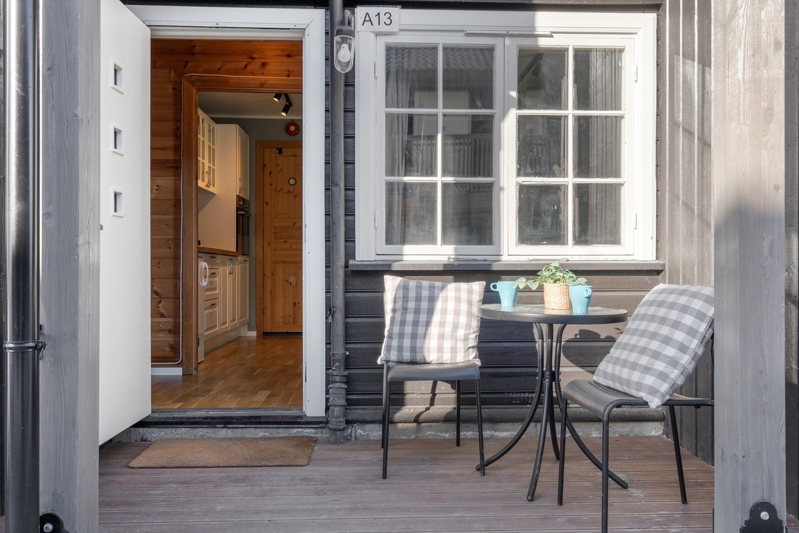 Koselig platting ved ingangsparti som er vednt mot sør. Ny terrasseplank ble lagt i 2019 Galleribilde