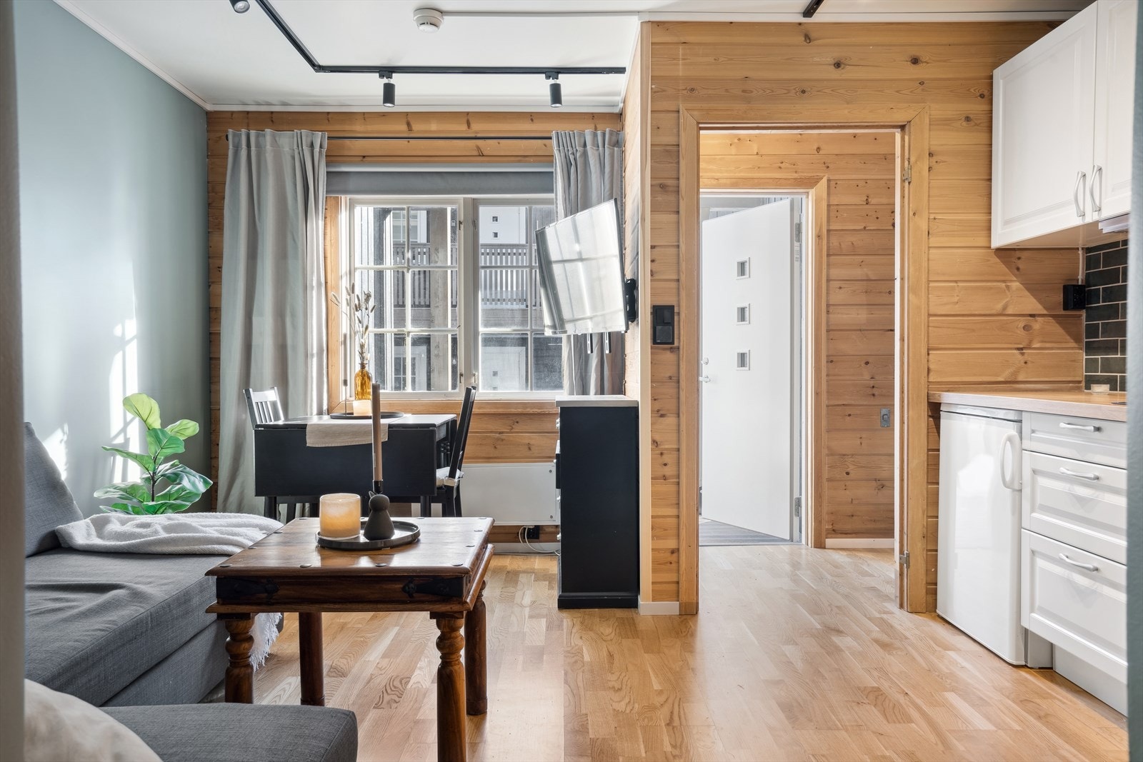 Nyere ytterdør og det er praktisk sportsbod rett ved inngangsparti Galleribilde