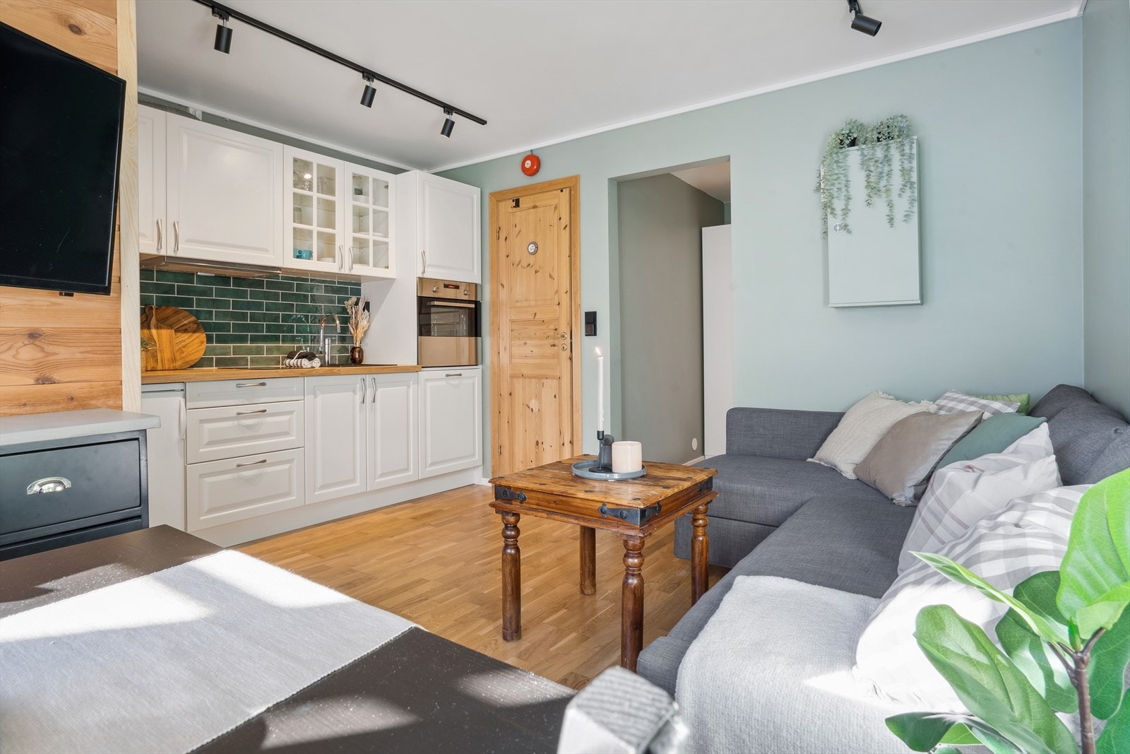 Leiligheten er smakfullt oppgradert med kjøkken, bad og overflater. Ypperlig beliggenhet hvor man får oppleve alt Oppdal har å by på med skiopplevelser og kulturelle opplevelser i sentrum innen gangavstand Galleribilde