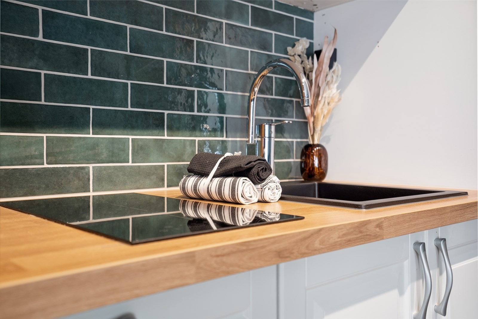 Fliser over benkeplate i nydelig kontrastfarge som rengjøringen enkel Galleribilde