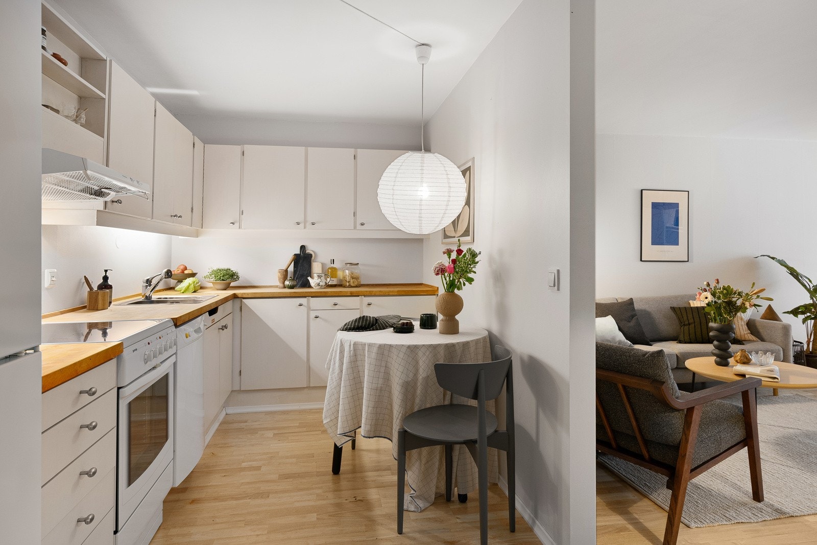 Delvis åpent mellom kjøkken og stuen Galleribilde