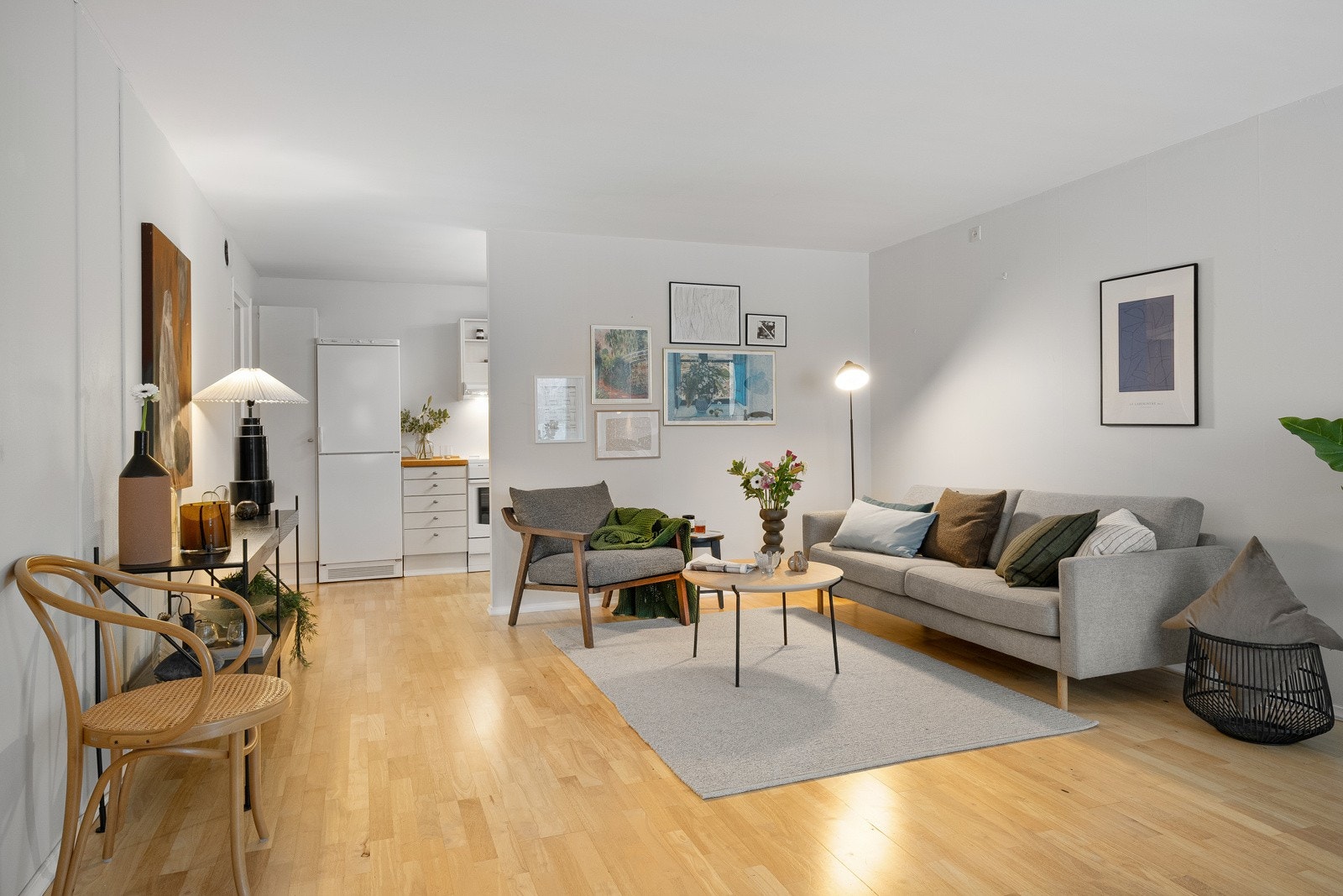 Fin planløsning med god plass til sofa og stort spisebord Galleribilde