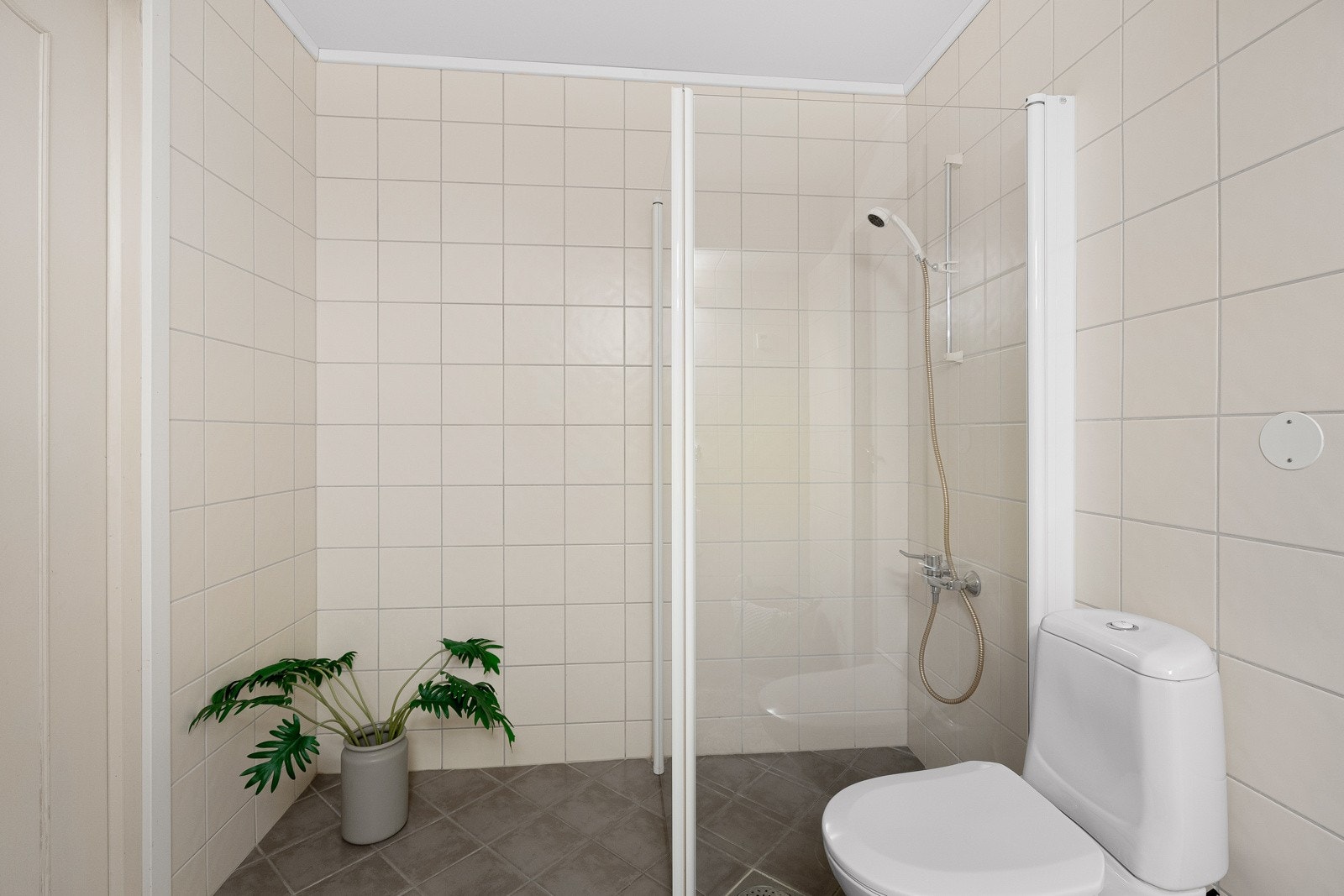 Dusjhjørne med svingbare dusjdører i glass Galleribilde