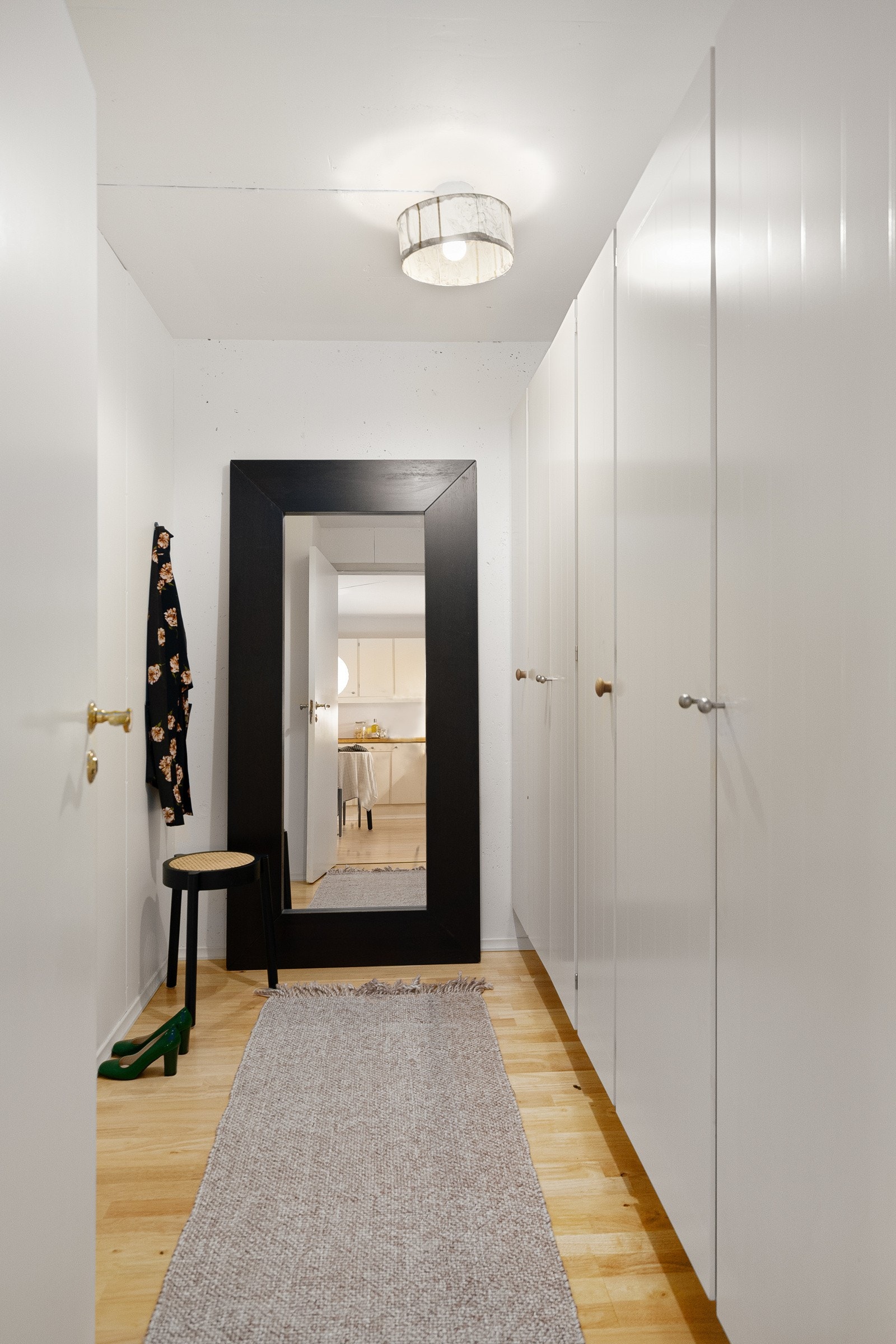 Omkledningsrom med garderobeskap Galleribilde