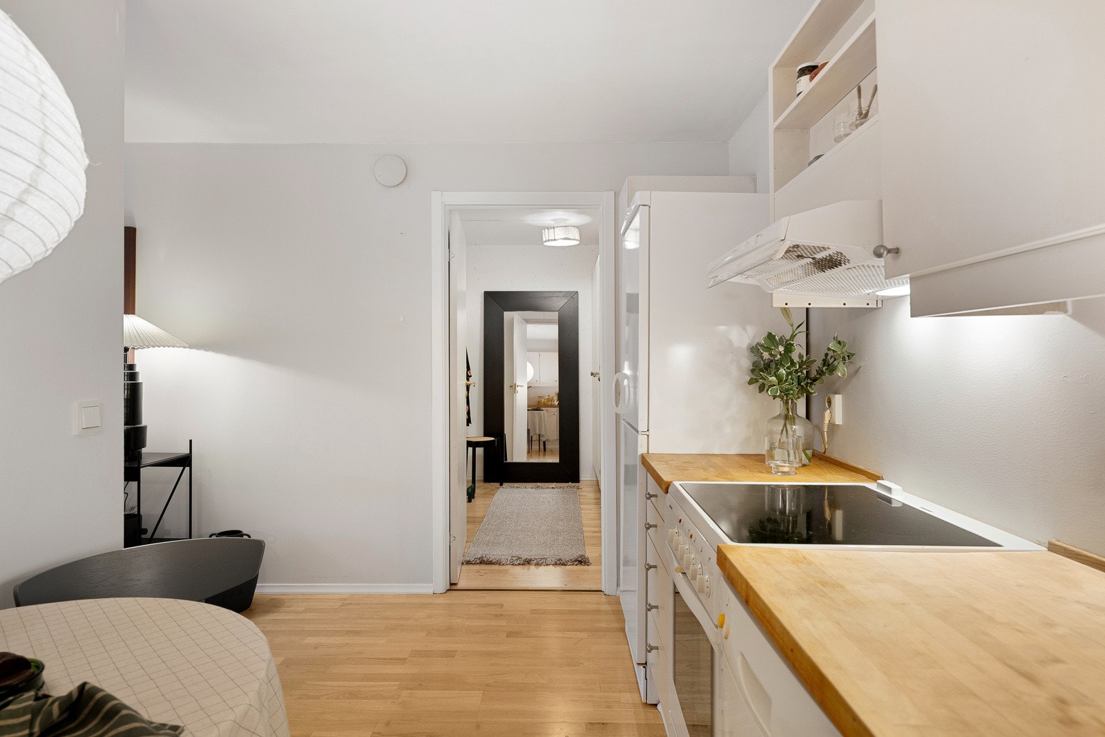 I tilknytning til kjøkken (og baderom) finnes et omkledningsrom, som er fint til ekstra oppbevaringsplass Galleribilde