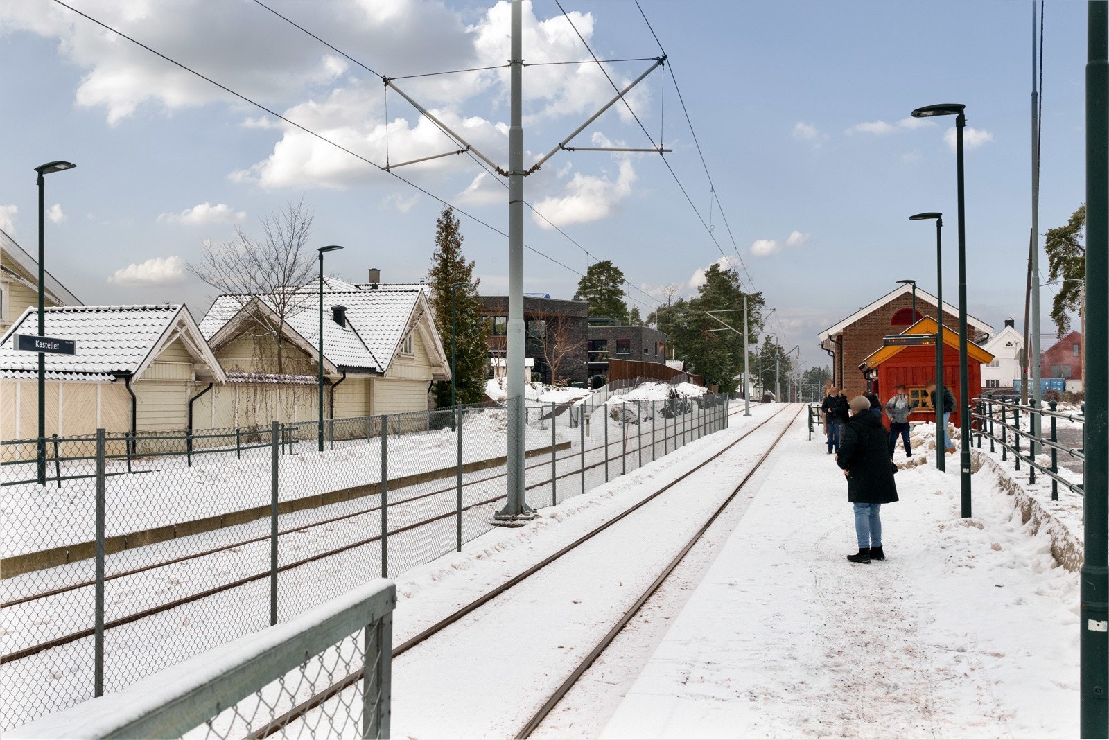 Kastellet Trikkeholdeplass 5 minutters spasertur unna. Bussforbindelse i Lambertseterveien (nr. 75) Galleribilde