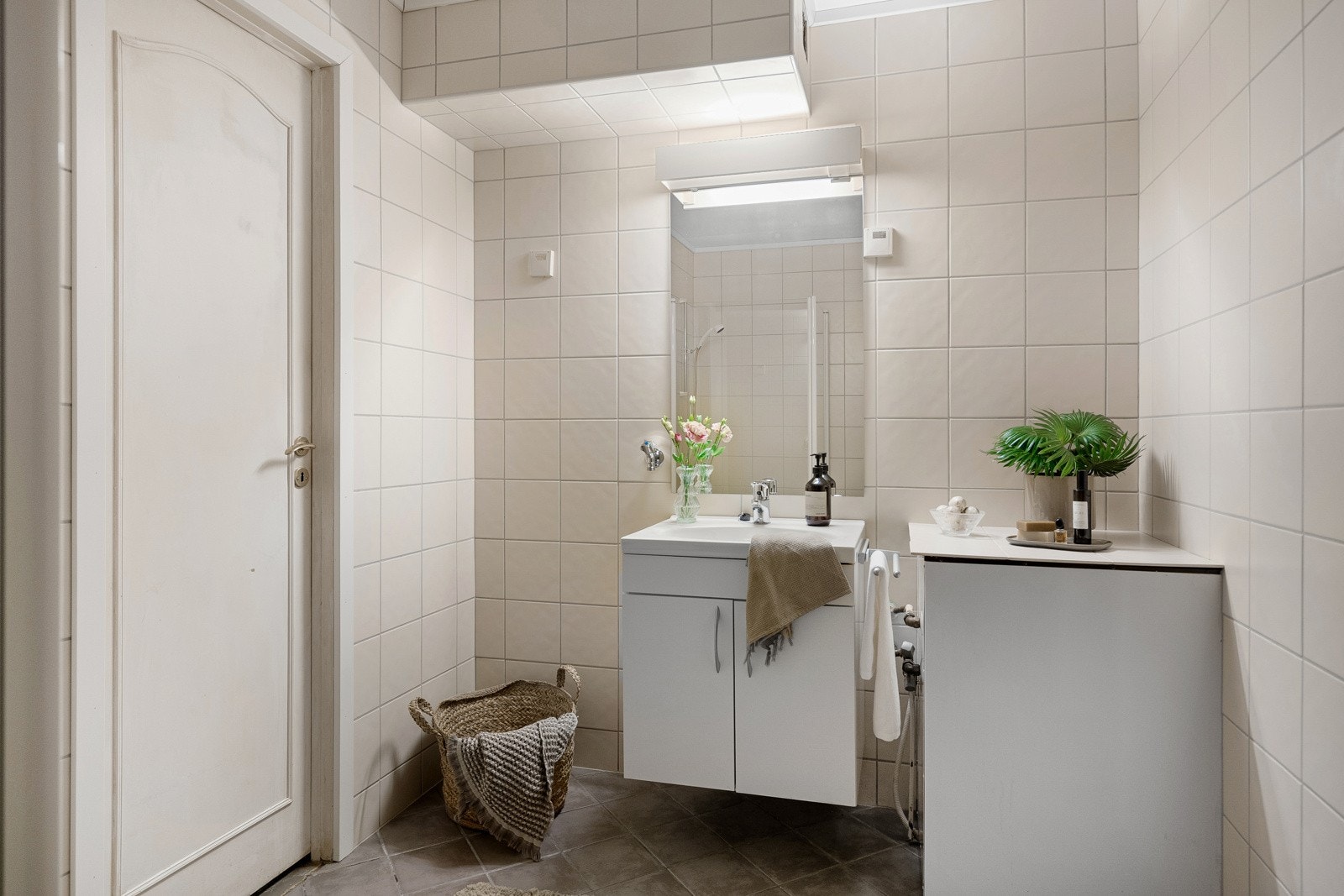 Romslig baderom med varmekabler Galleribilde