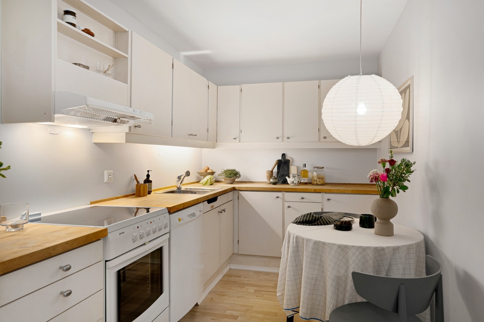 Kjøkken av eldre dato med hyggelig spiseplass Galleribilde