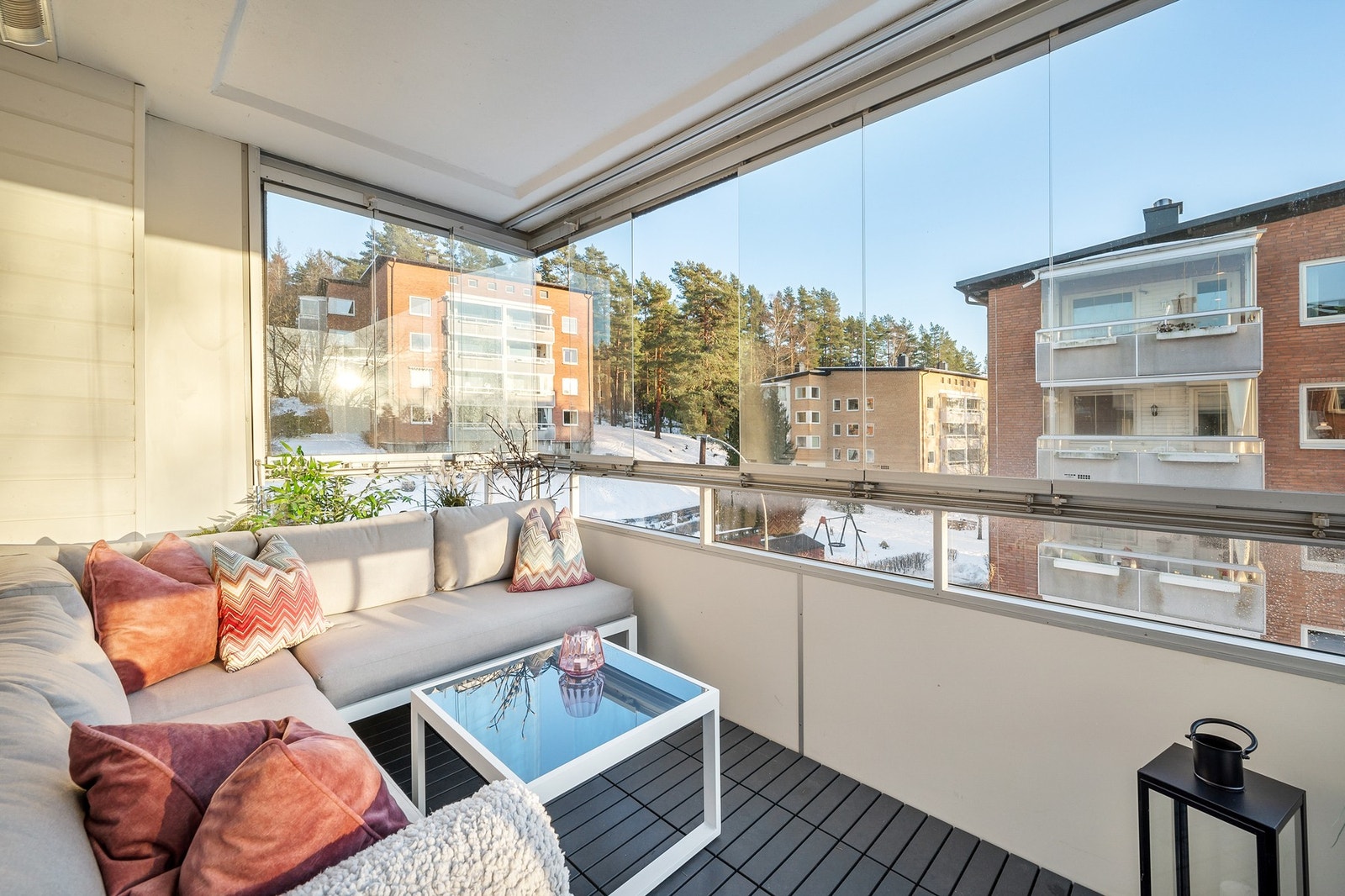 Innglasset balkong på ca. 8 kvm med gode møbleringsmuligheter Galleribilde
