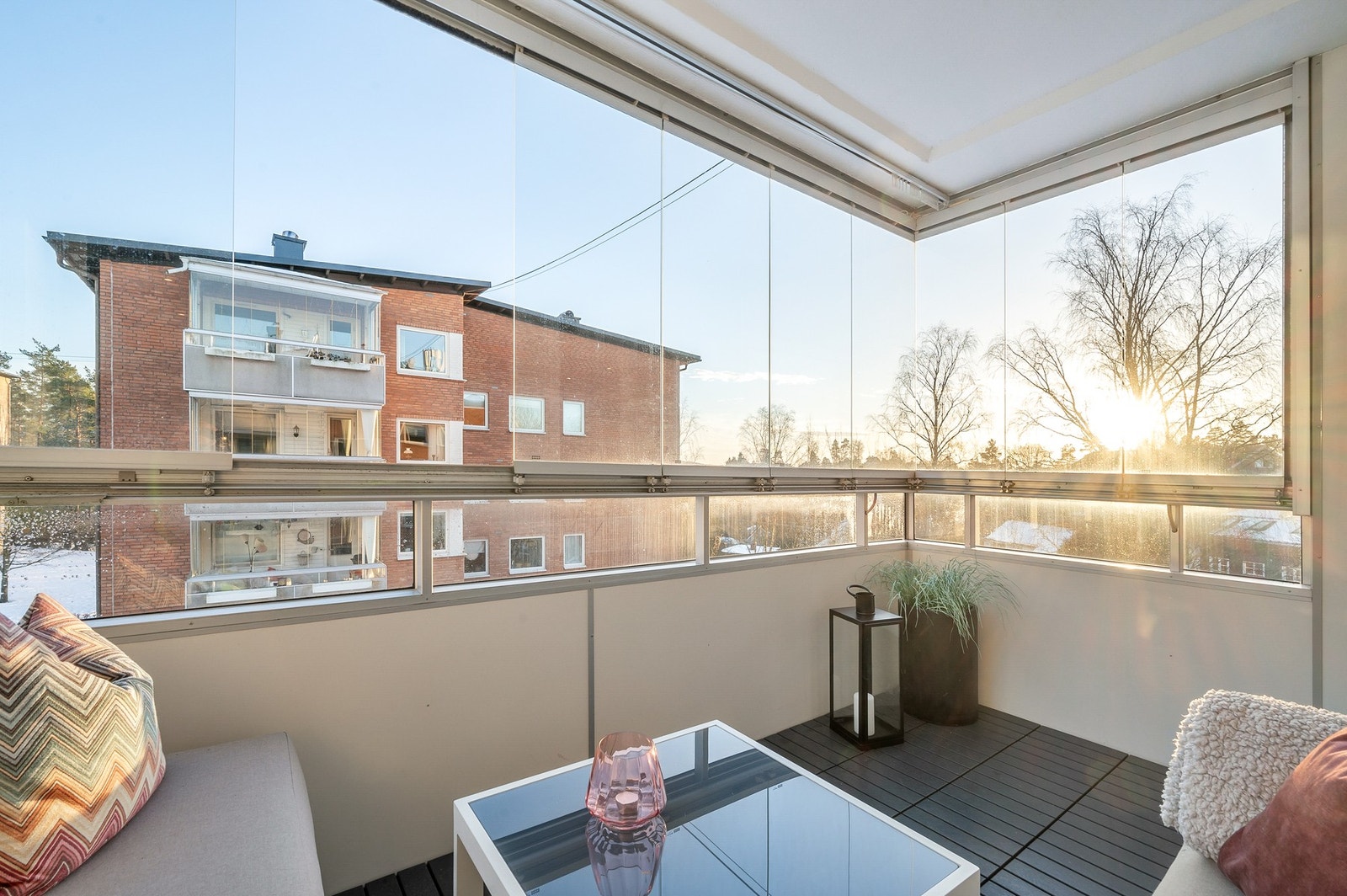 God plass til utemøblement. Det er montert utebelysning og strømuttak Galleribilde