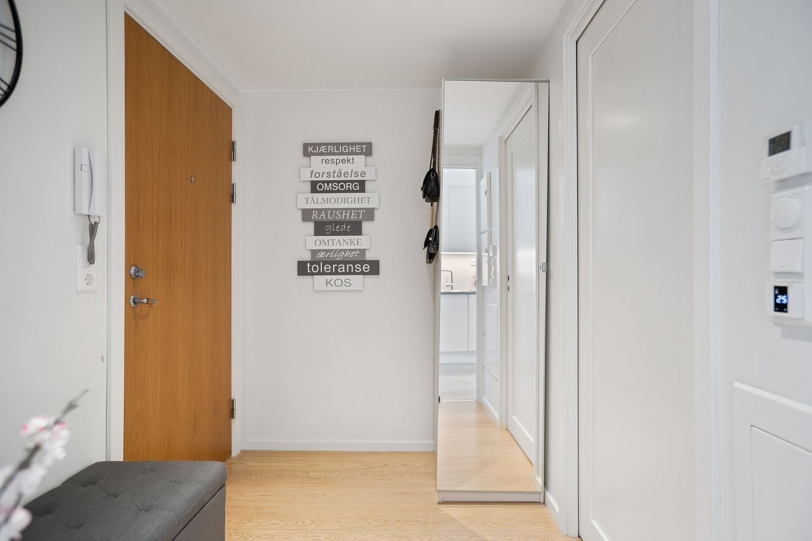 Entrè med skap Galleribilde