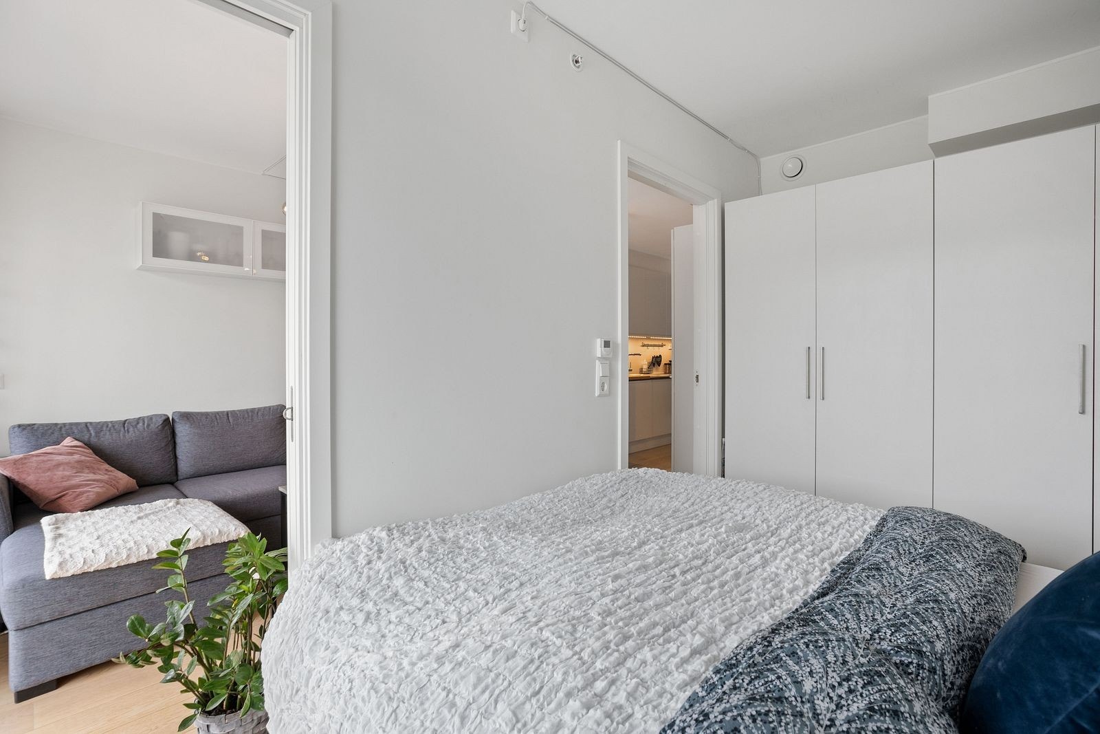 Soverom med garderobeskap Galleribilde