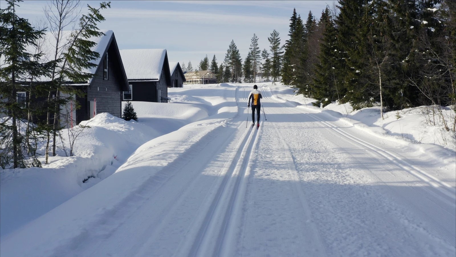 Skiløyper gjennom hyttefeltet Galleribilde