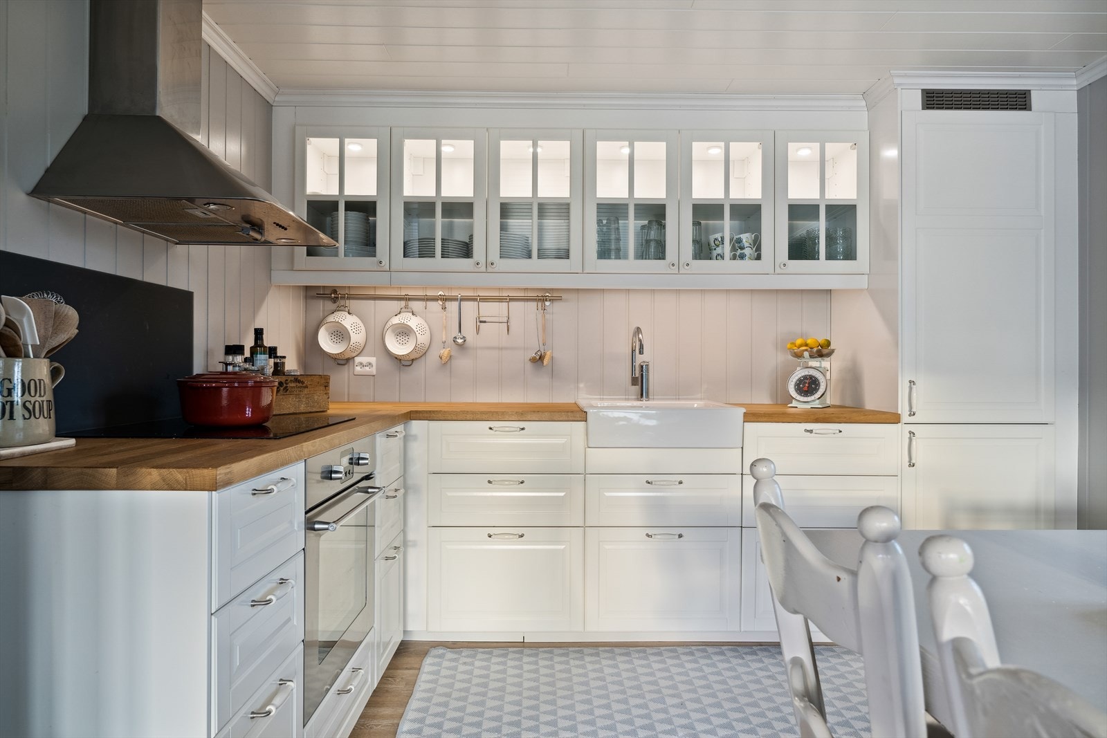 Stilren kjøkkeninnredning med benkeplate i heltre. Galleribilde