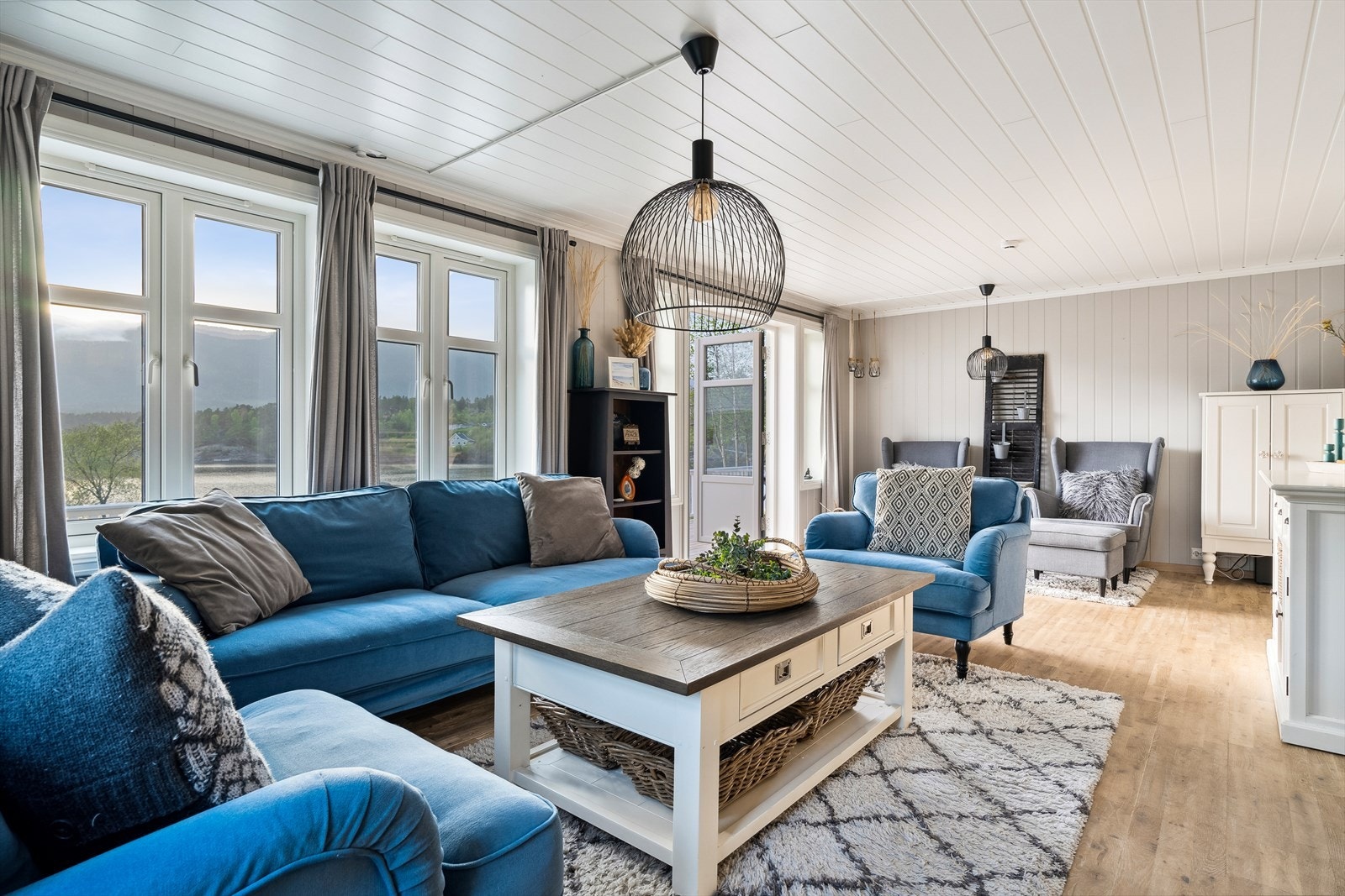 Hytten er malt i en behagelig fargepalett. Galleribilde