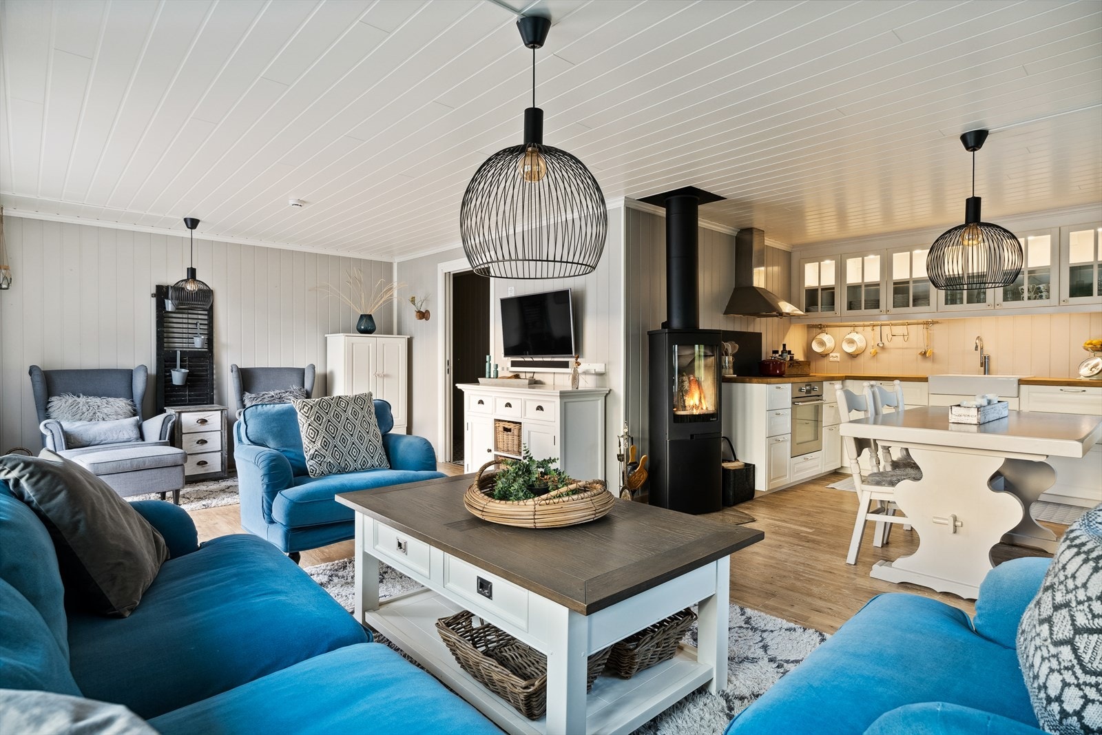 Du har en åpen stue- og kjøkkenløsning med god plass til både sofagruppe og spisebord. Galleribilde