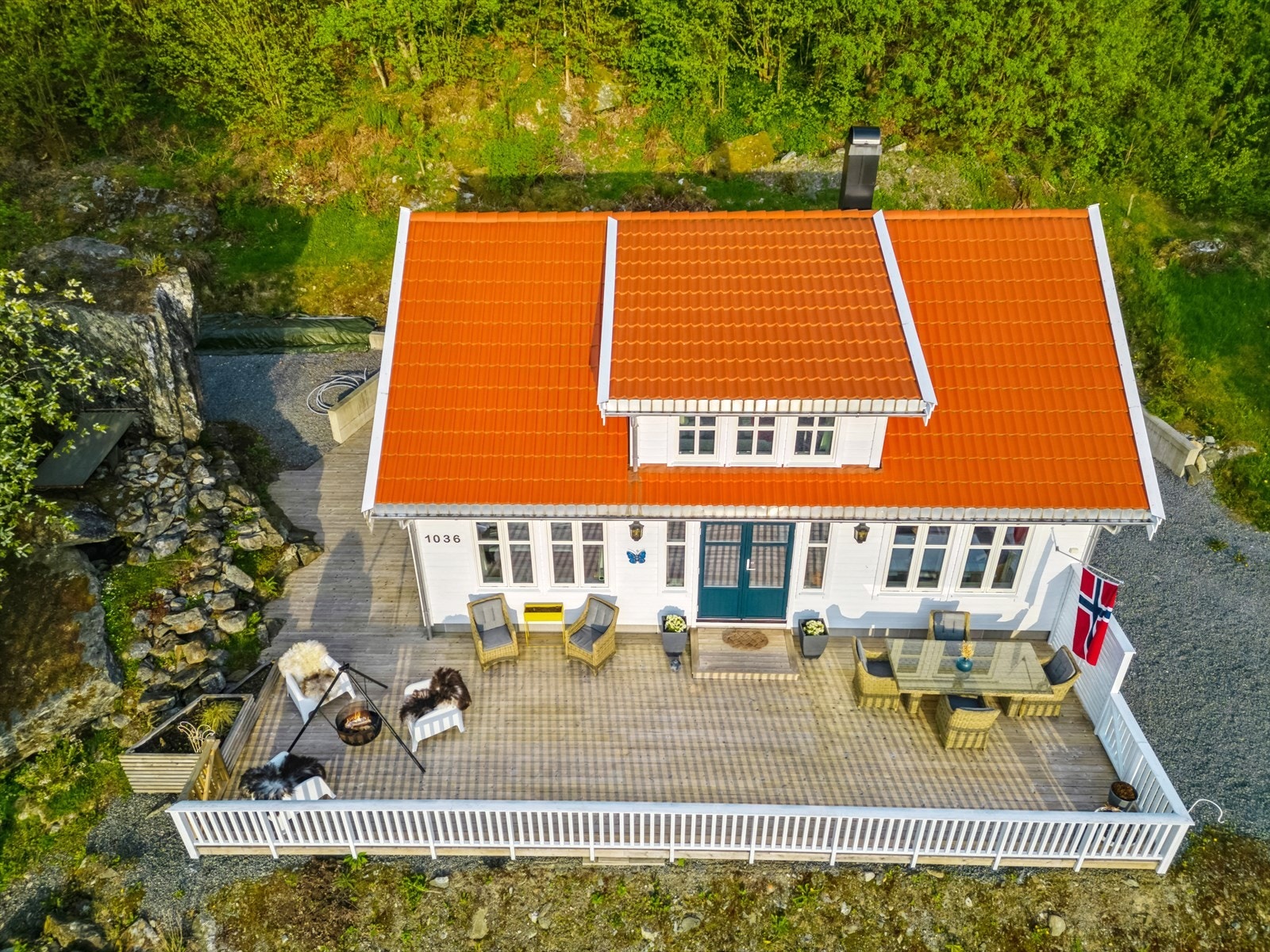 Du har et flott opparbeidet uteområde med romslig terrasse. Galleribilde