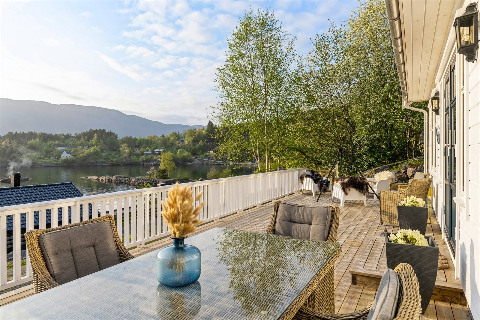 Denne terrassen står klar for bruk i gjennom den fine sommeren som kommer. Galleribilde