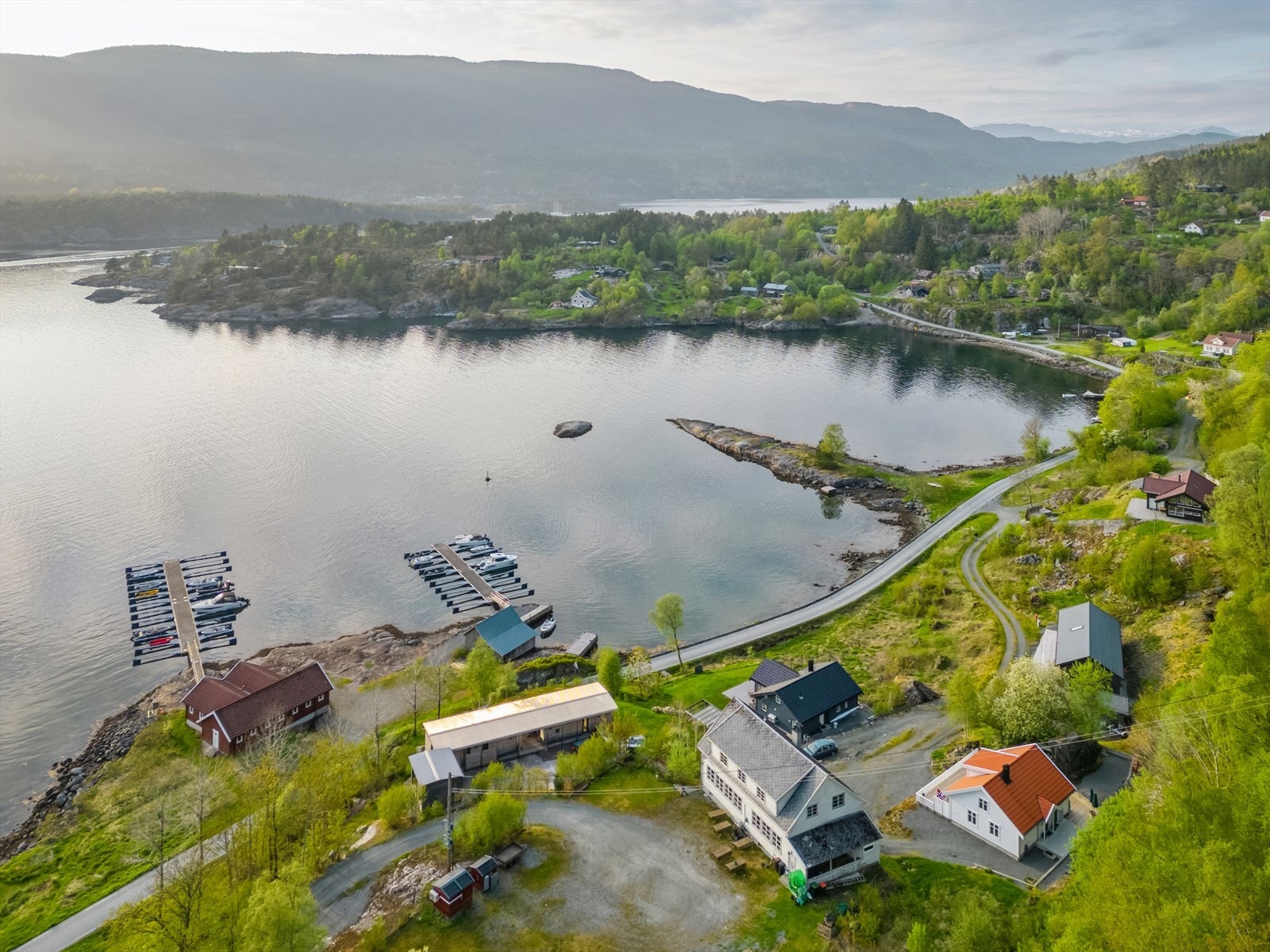 Fra hytten er du bare en liten rusletur unna båtplassen som følger med hytten. Galleribilde