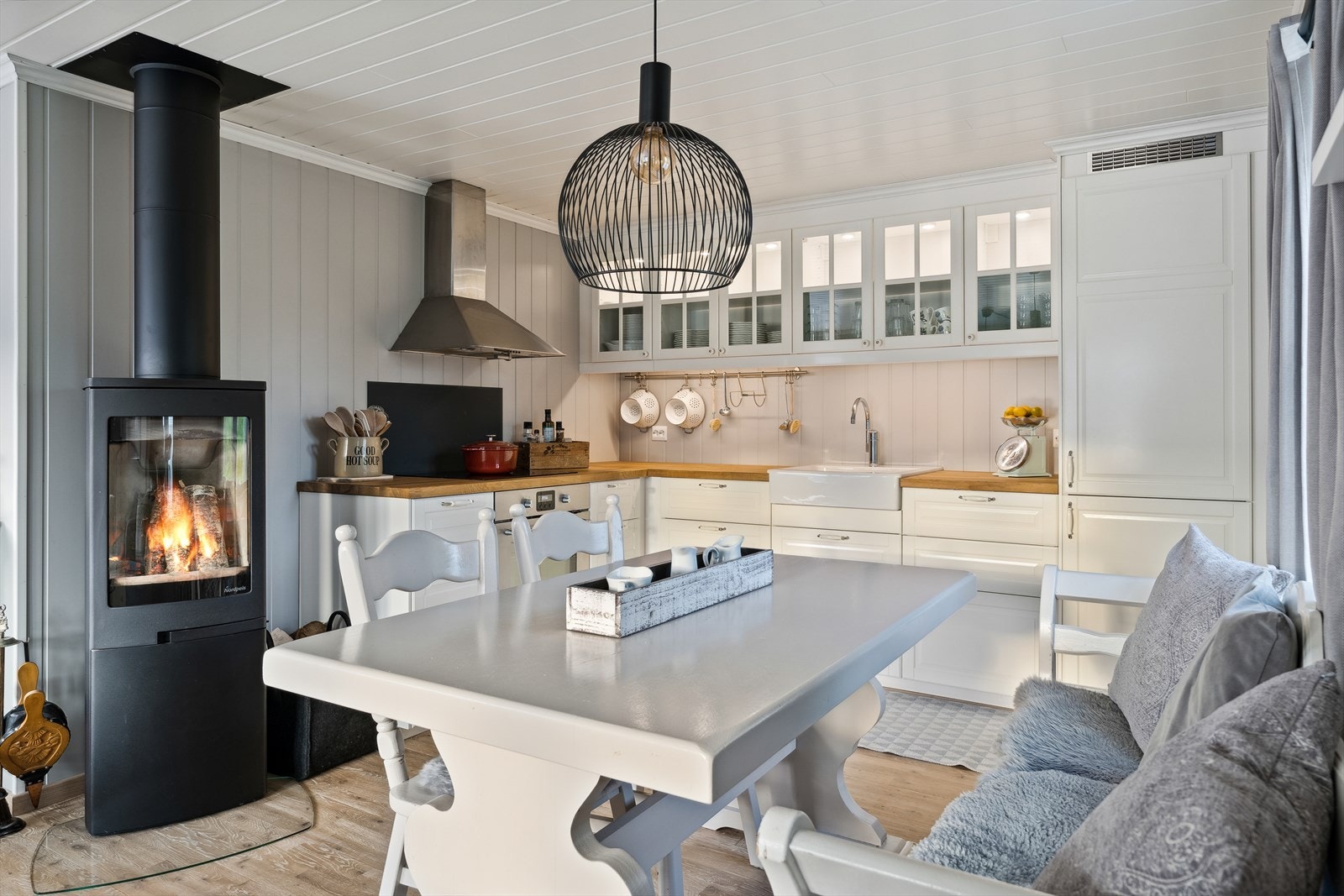 Hvitvarene er integrert i innredningen. Galleribilde