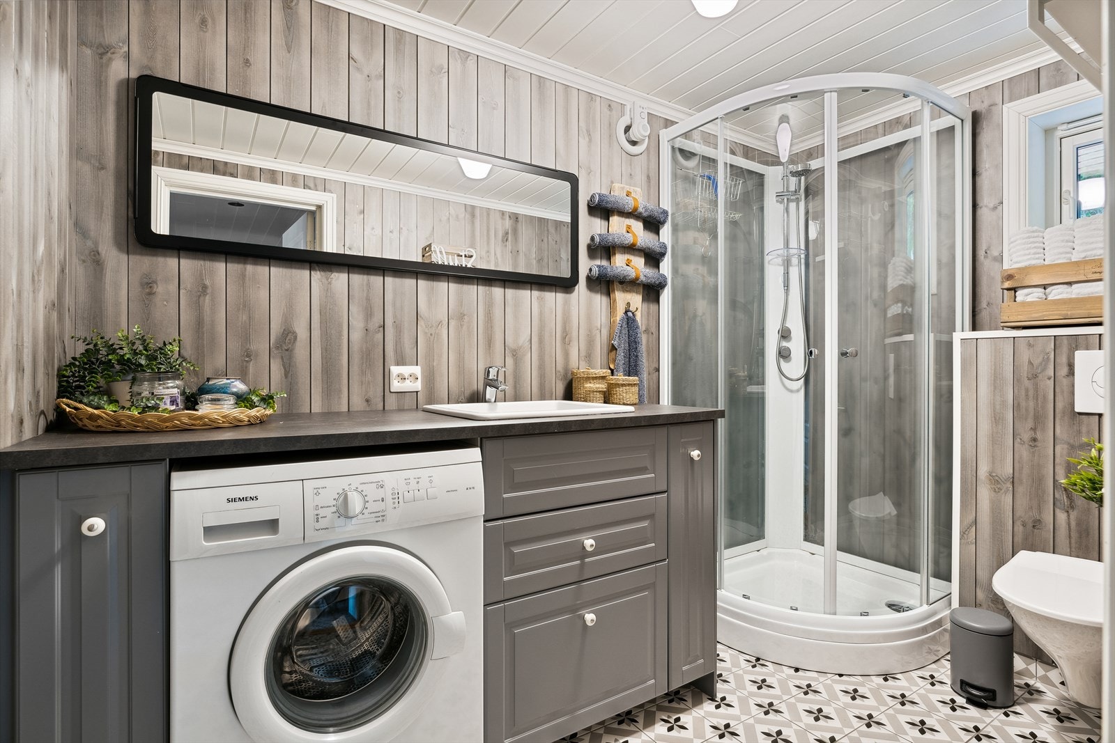 Stilrent kombinert bad- og vaskerom. Galleribilde