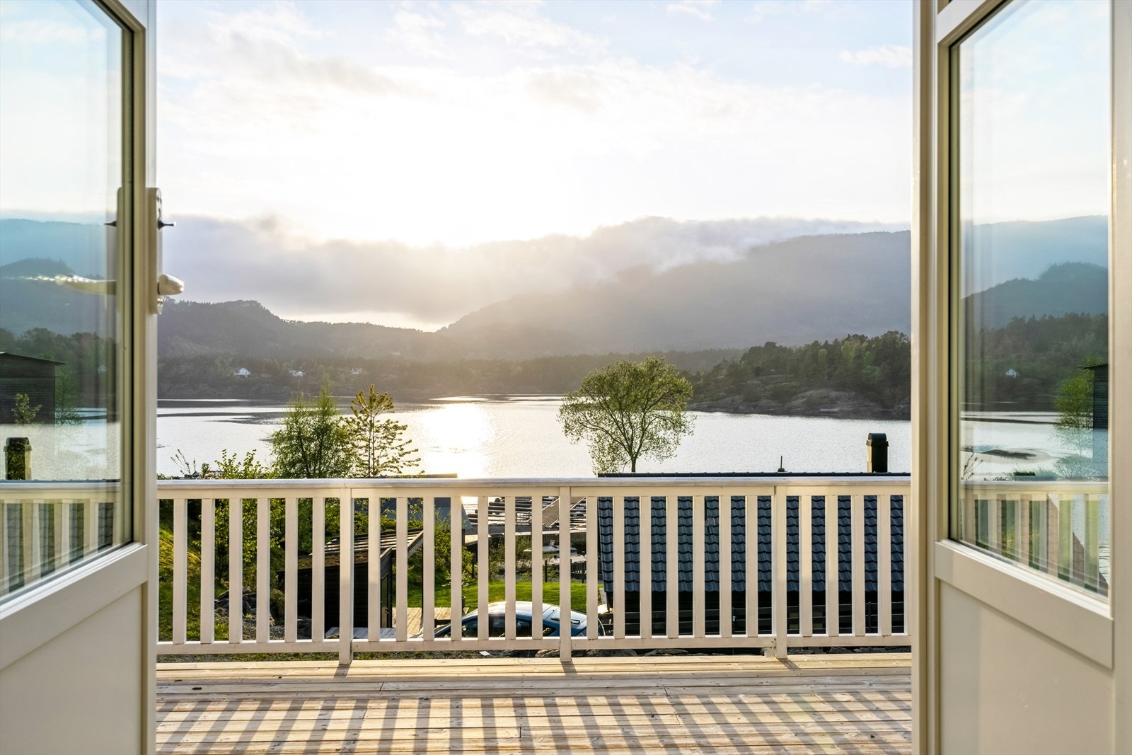 Fra stuen går du ut til en stor og flott terrasse med nydelig utsikt. Galleribilde