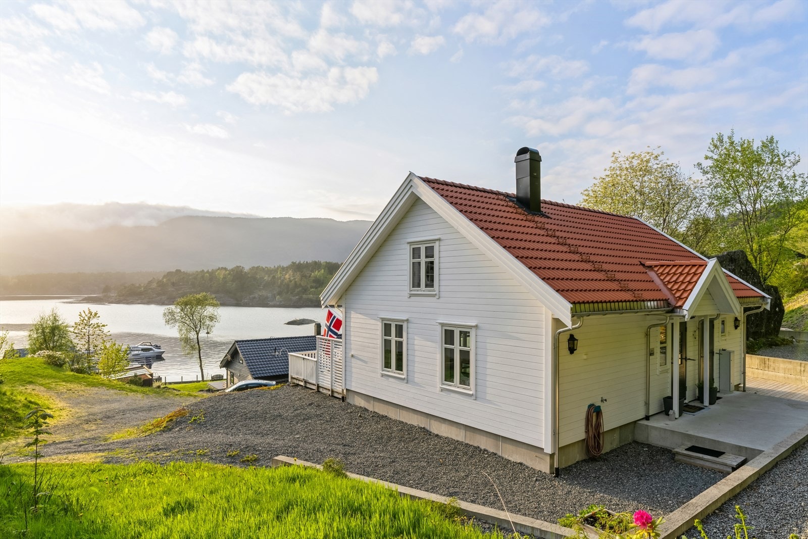 DNB Eiendom v/Martin Sørbø har gleden av å presentere denne flotte hytten fra 2018. Galleribilde