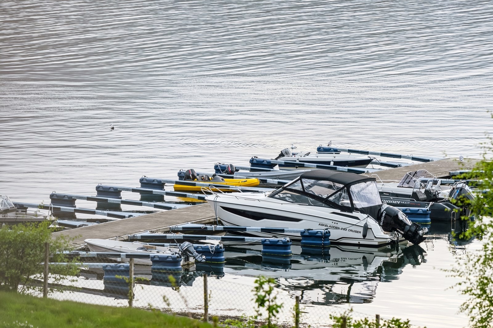 Båtplass som følger salget er der den gule båten ligger. Galleribilde