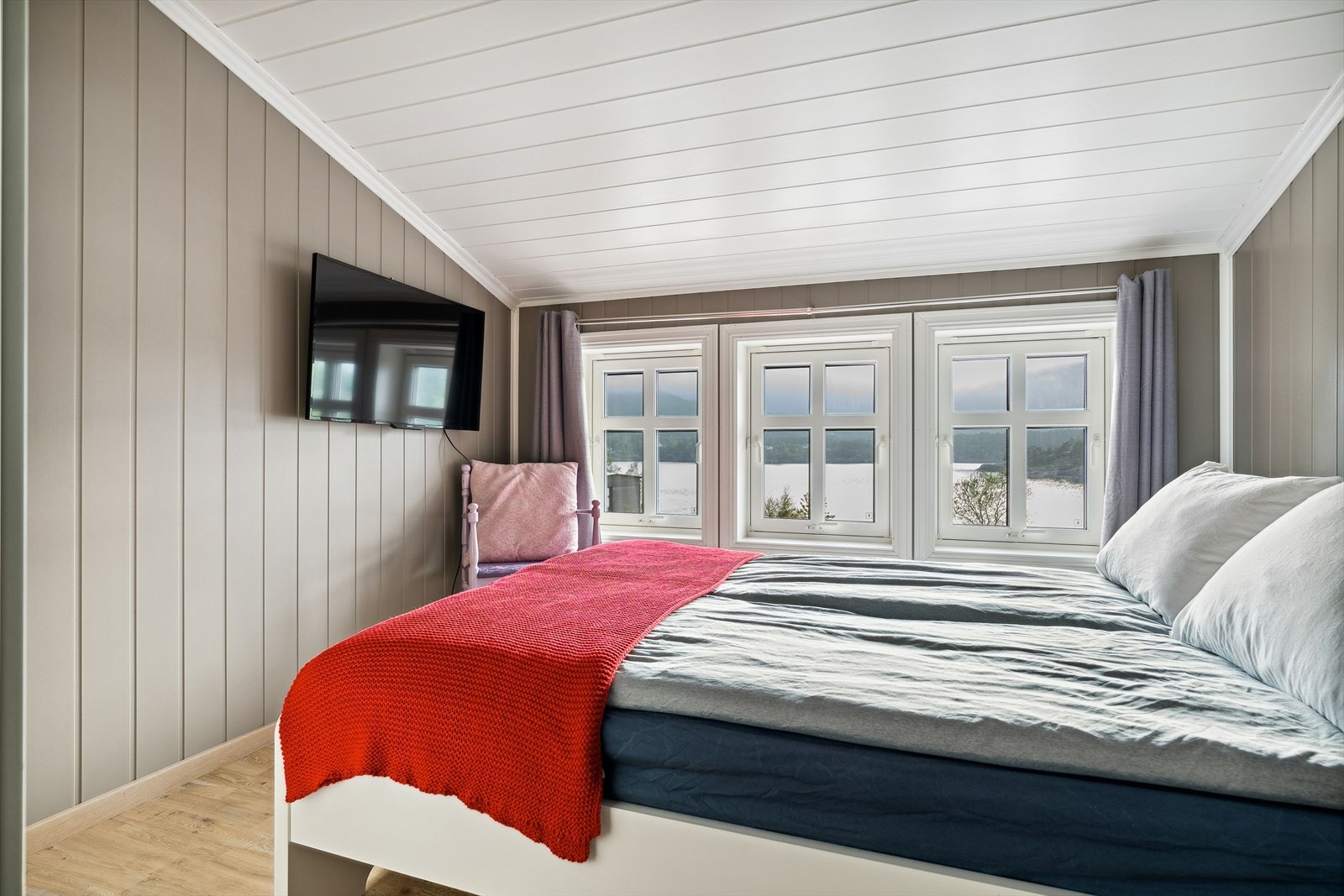 Soverom 4 lokalisert i loftetasjen. Her kan du nyte morgenkaffen i fine omgivelser. Galleribilde