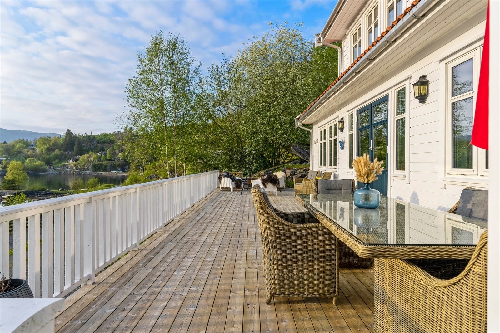 Her har du godt med plass til forskjellige hagemøbler. Galleribilde