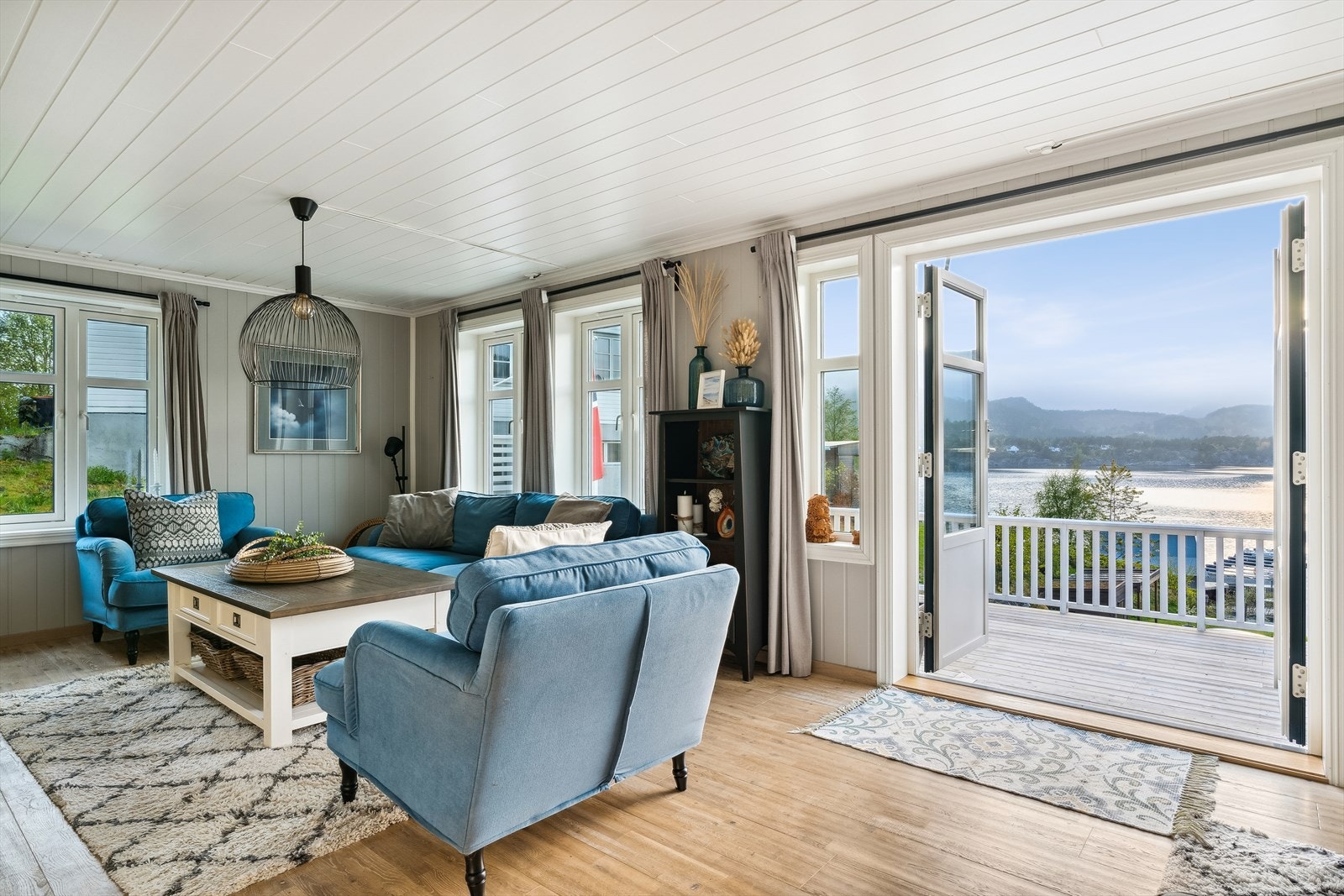 Fra terrassen har du direkte adkomst inn til en romslig stue- og kjøkkenløsning. Galleribilde