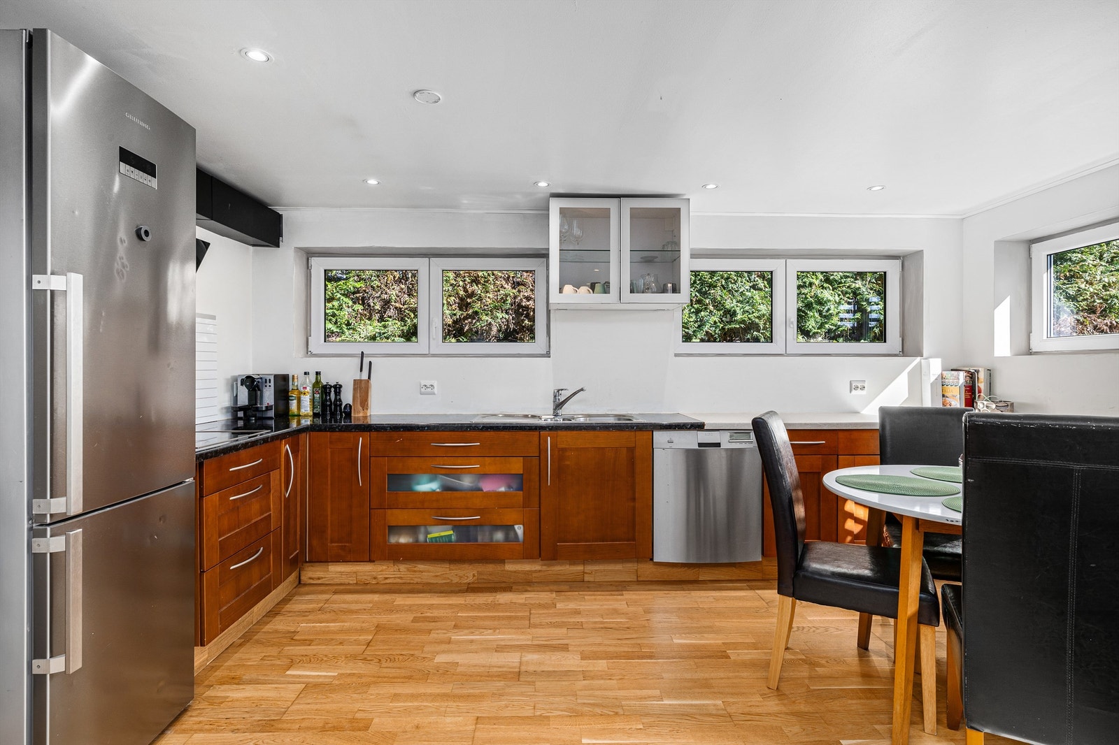 Kjøkkenet har profilerte fronter og godt med skap og benkplass Galleribilde