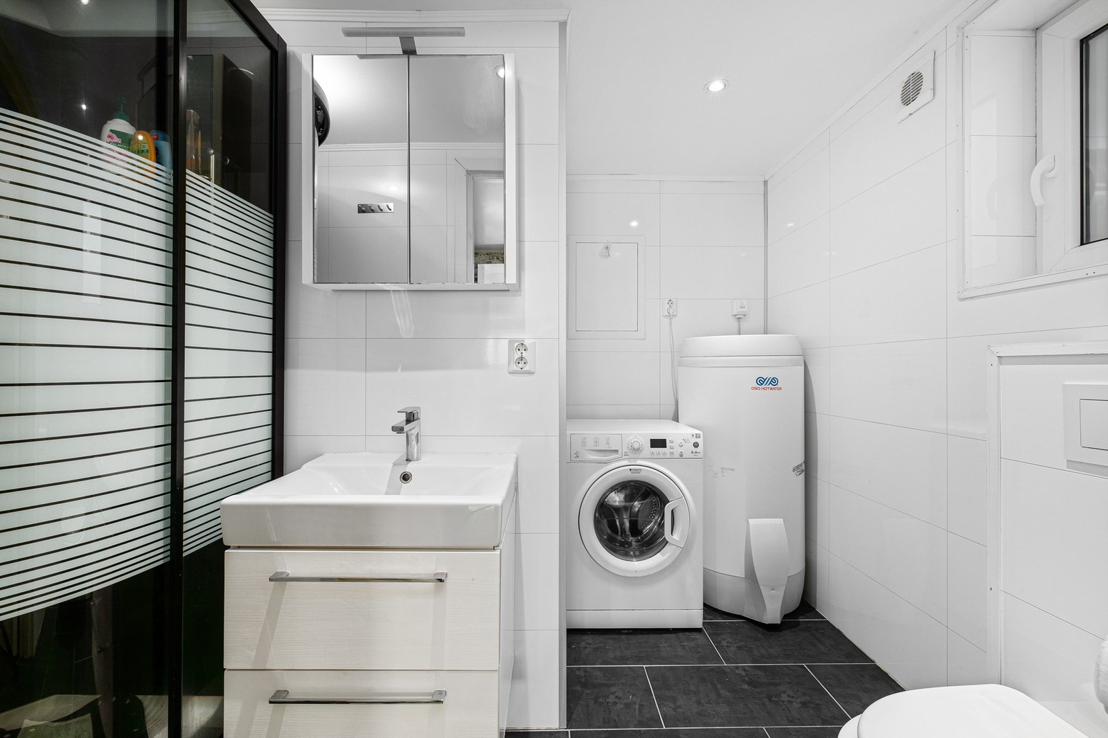 God plass til vaskemaskin og servant i innredning Galleribilde