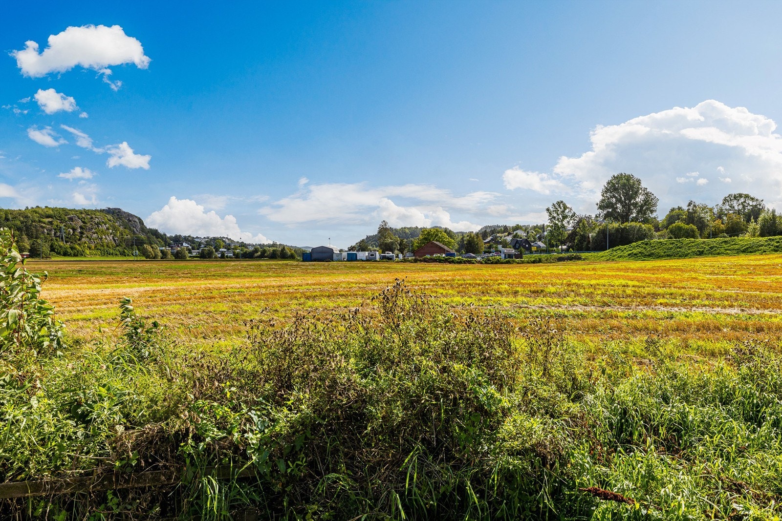Plassert ut mot jorde med fritt utsyn Galleribilde