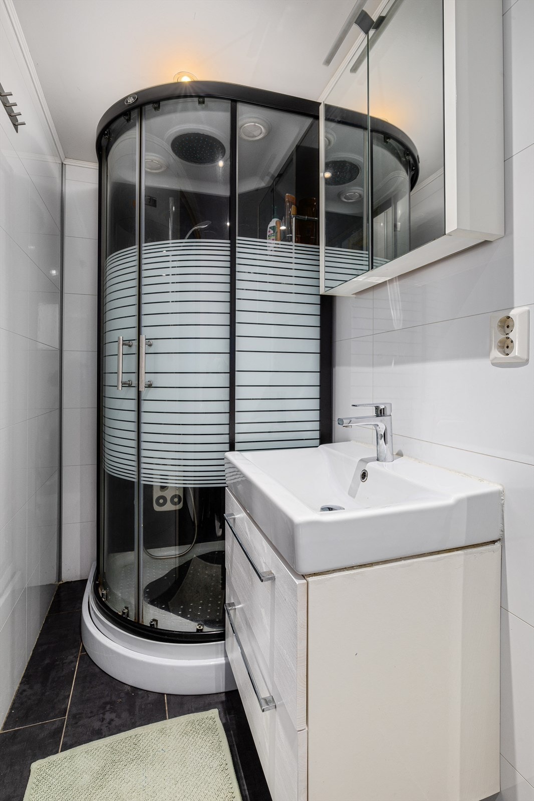 Dusjkabinett i hjørne av baderommet Galleribilde