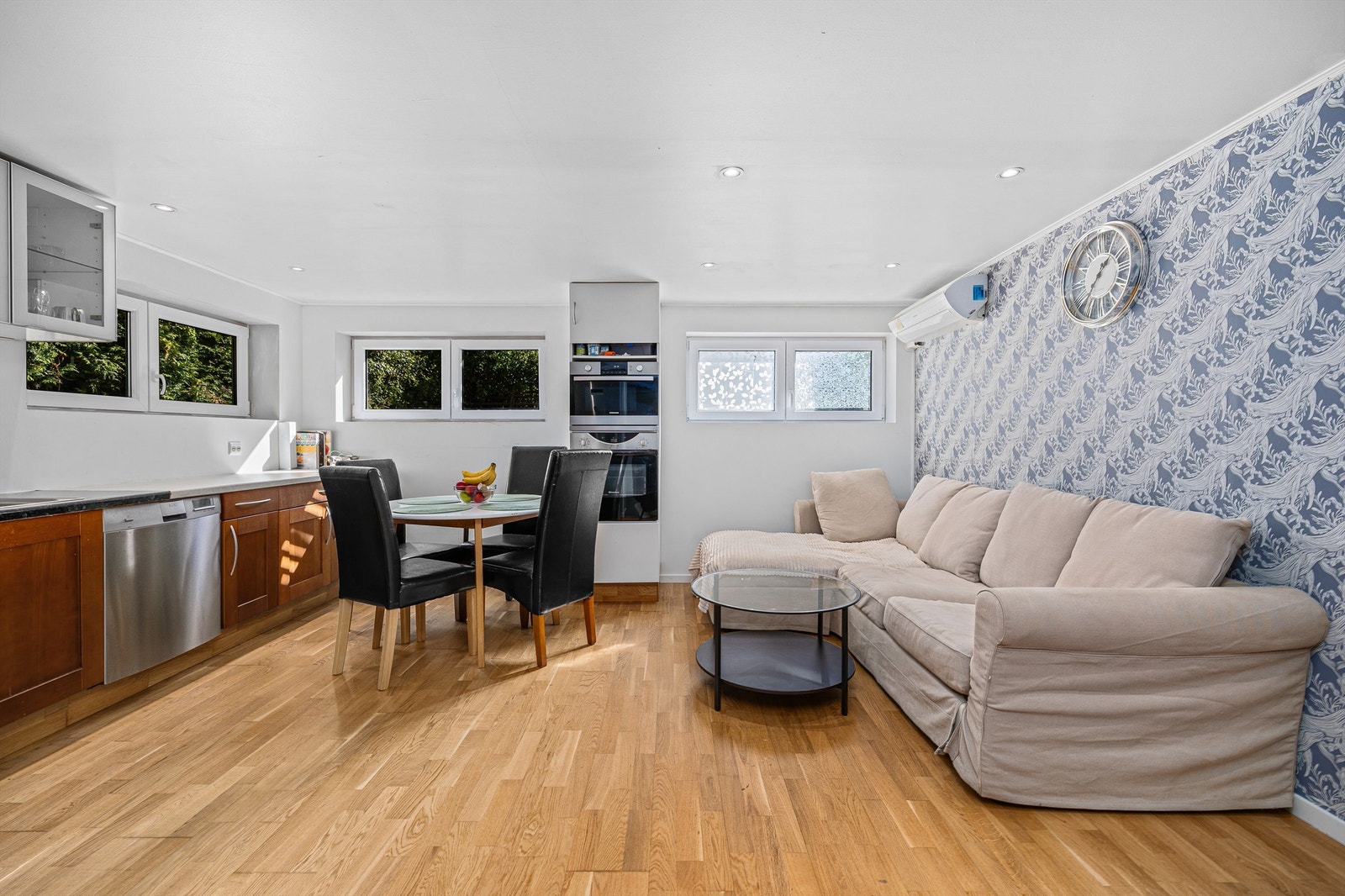 Leiligheten har mange vindusflater som slipper inn godt med naturlig lys Galleribilde