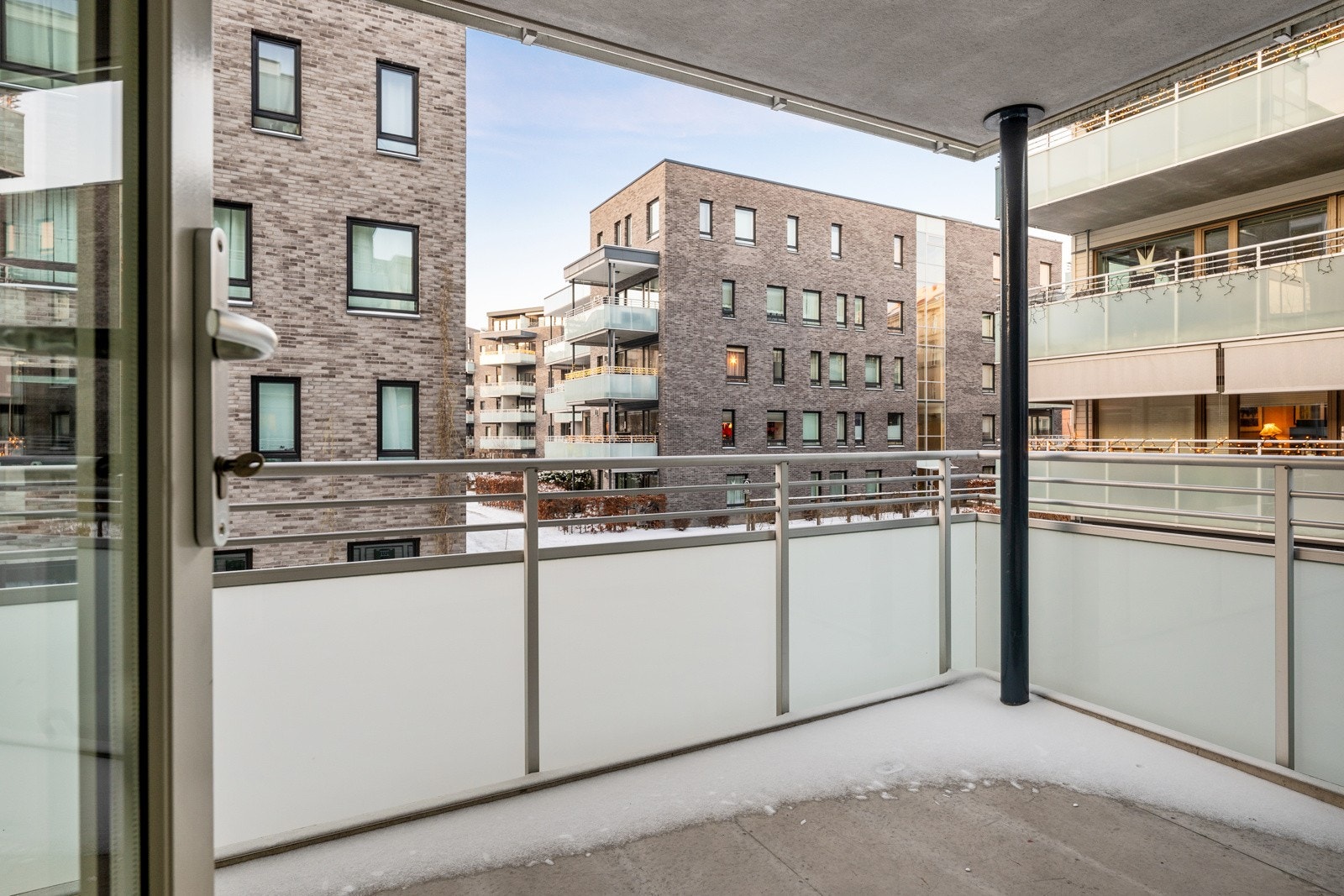 Stuen fører ut til en nydelig og romslig overbygget balkong på 11 kvm som forlenger stuen på sommerstid. Galleribilde