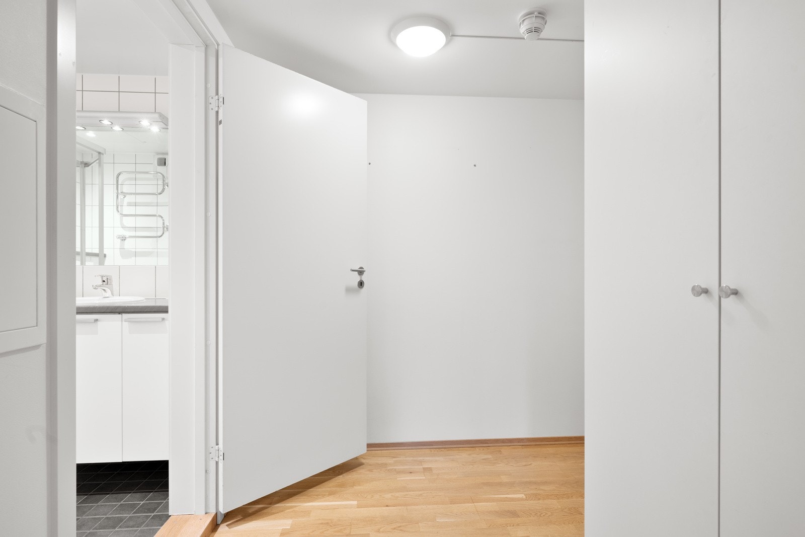 Fra entréen kan du ta deg til leilighetens bad. Entréen er utstyrt med et stort garderobeskap. Galleribilde