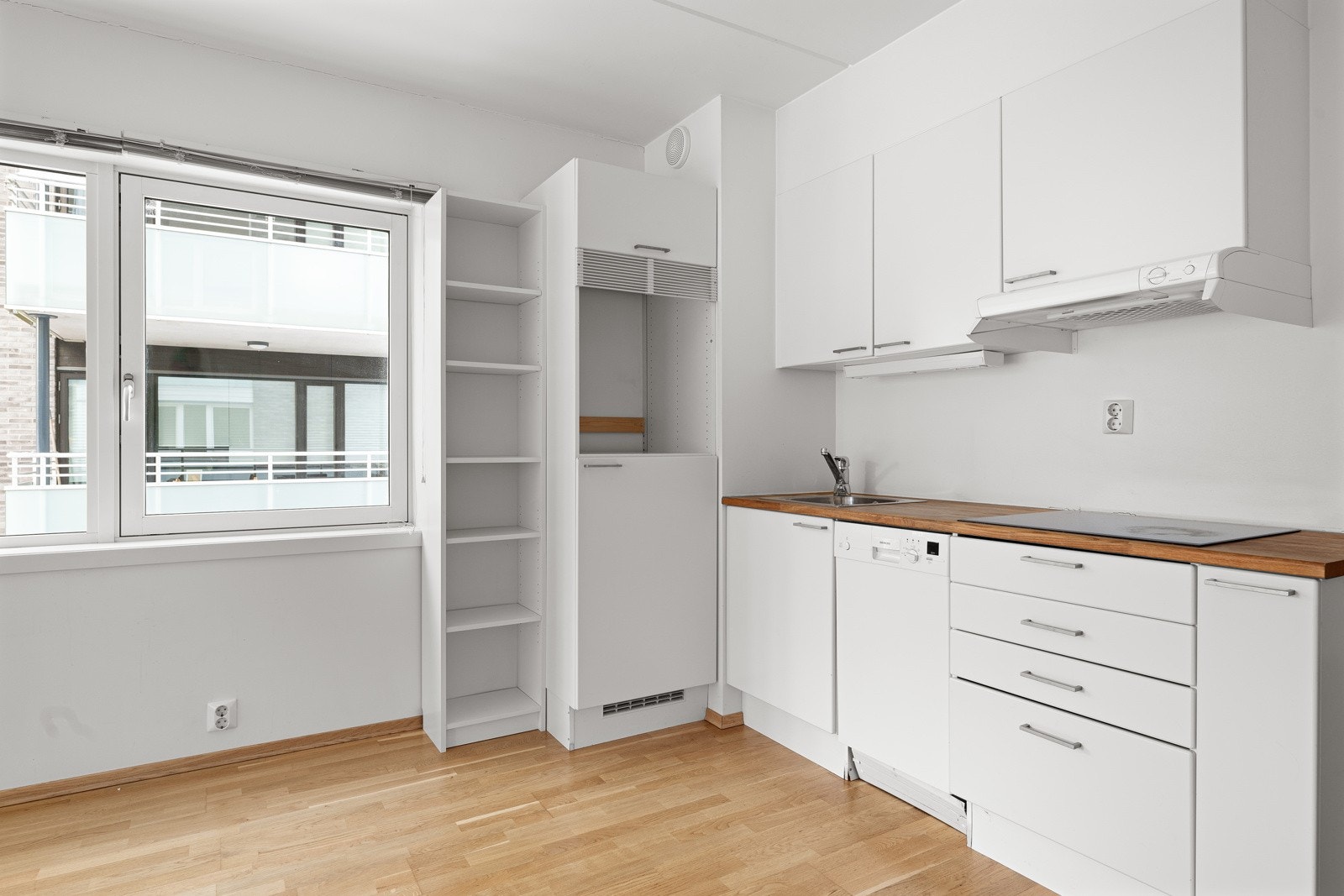 Kjøkkenet byr på integrerte hvitevarer som platetopp, oppvaskmaskin og kjøleskap. Galleribilde