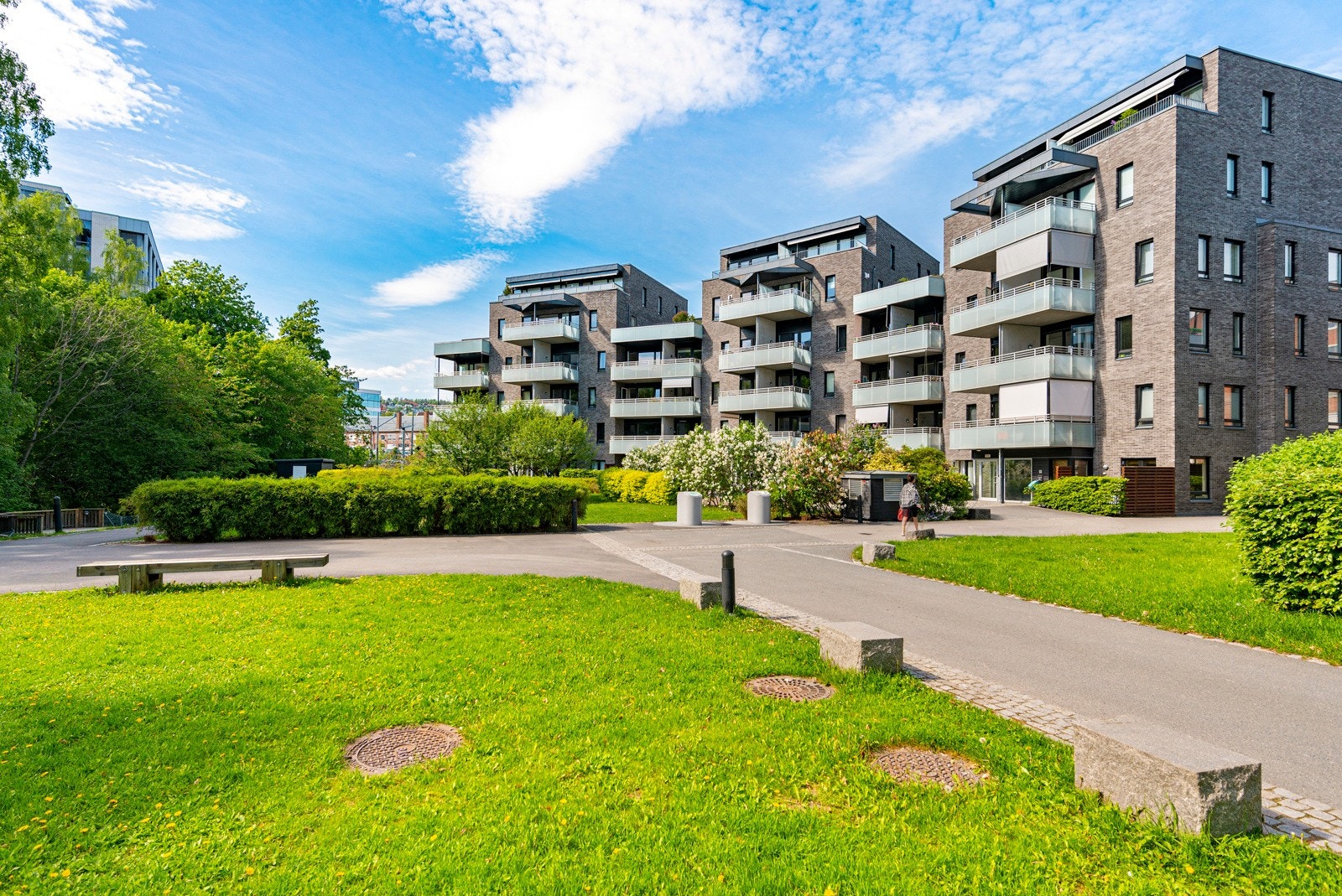Leiligheten ligger i et sentralt, rolig og meget populært boligområde på Skøyen. Her har du kort avstand til et rikt servicetilbud, kaféer, restauranter og offentlig kommunikasjon. Galleribilde