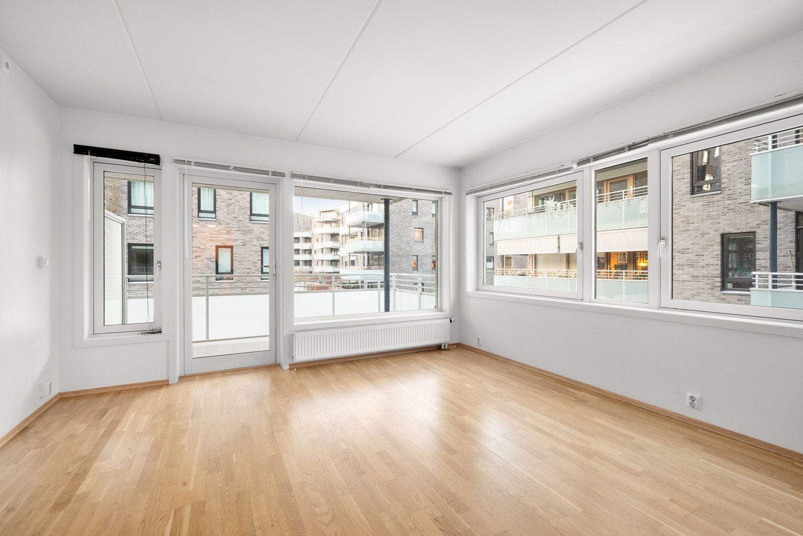 Stuen har flere møbleringsmuligheter, med god plass til eksempelvis sofagruppe, seng og/eller en mindre spisegruppe. Det er kun fantasien som setter grenser. Galleribilde